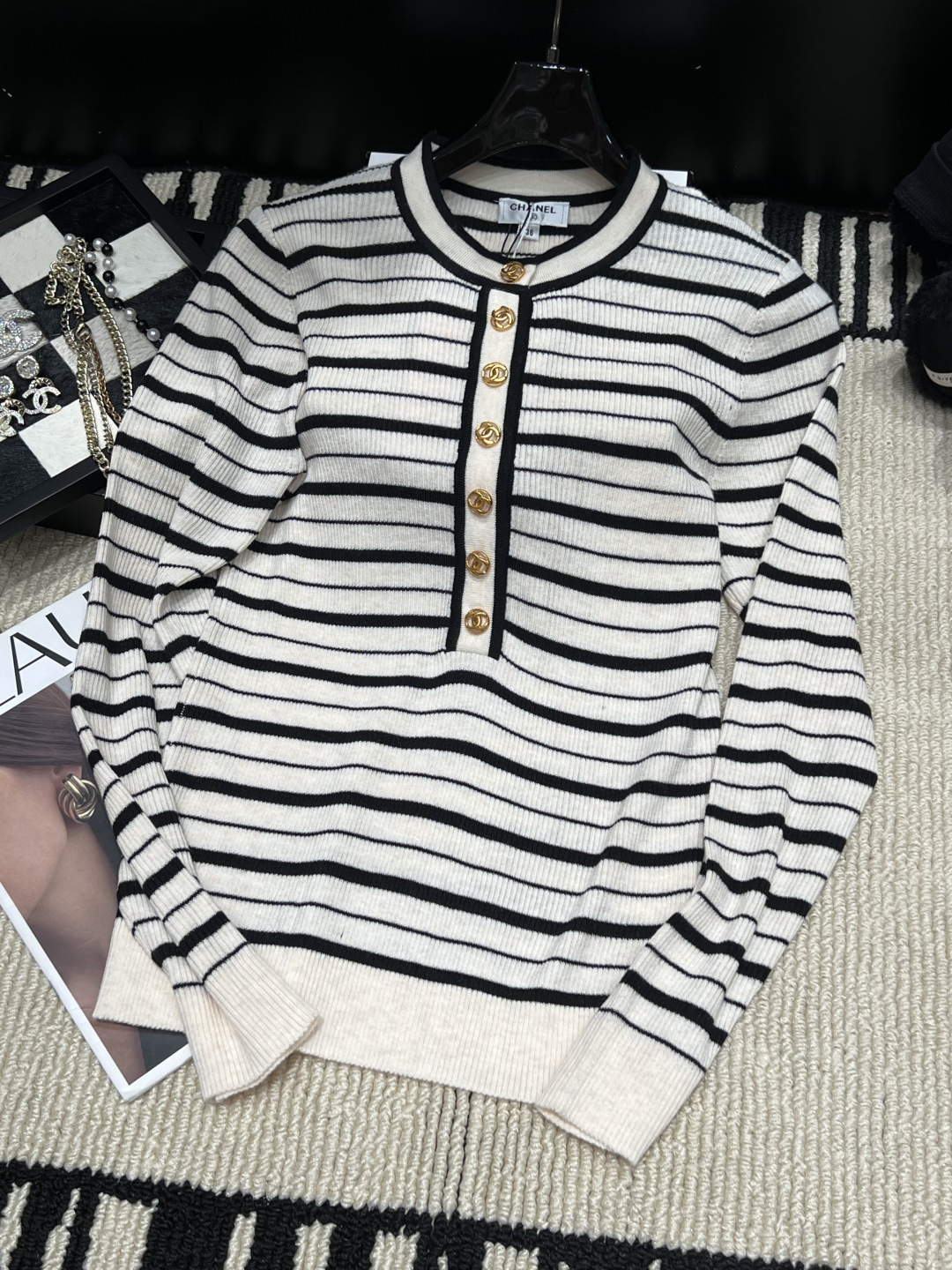 NO:949549,——Chane*——2026 autumn and winter new striped sweater, black and white stripes + gold buttons, simple and classic. Soft knitted fabric, close-fitting and comfortable, striped elements are retro and versatile, button details are super recognizable, size SML,,chanel,19860909——Chane*——2026秋冬新款条纹针织衫黑白条纹+金色纽扣,简约又经典.柔软针织面料,贴身舒适,条纹元素复古百搭,纽扣细节超有辨识度,码数SML,,chanel,,Women's clothing