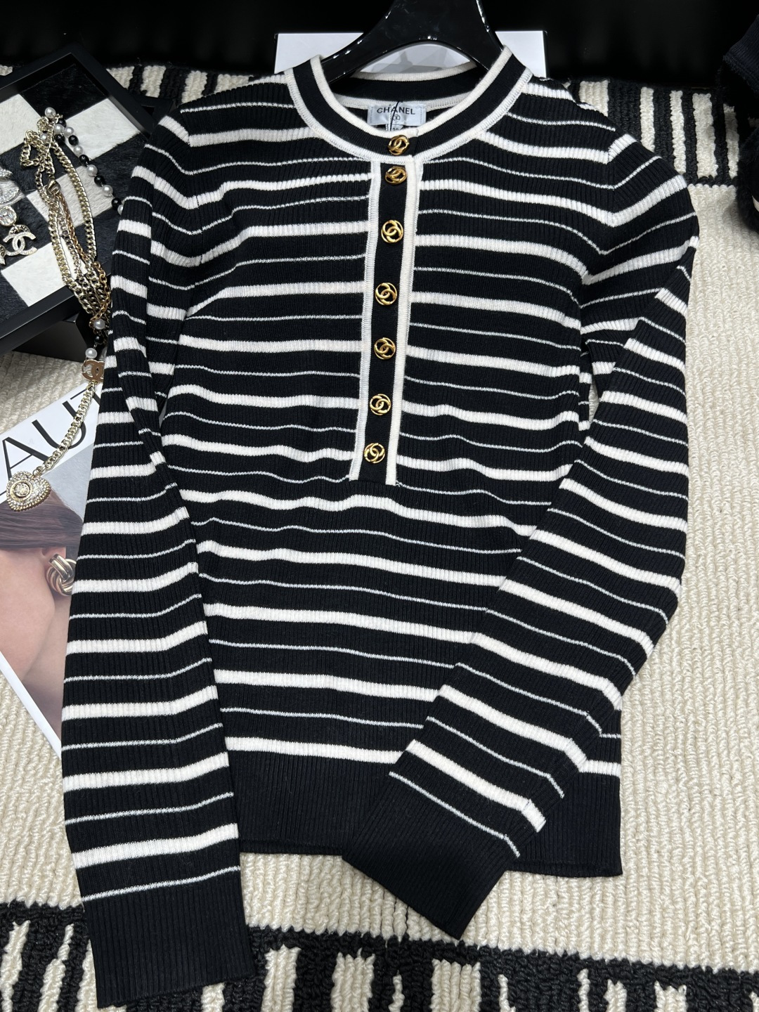 NO:949559,——Chane*——2026 autumn and winter new striped sweater, black and white stripes + gold buttons, simple and classic. Soft knitted fabric, close-fitting and comfortable, striped elements are retro and versatile, button details are super recognizable, size SML,,chanel,19860909——Chane*——2026秋冬新款条纹针织衫黑白条纹+金色纽扣,简约又经典.柔软针织面料,贴身舒适,条纹元素复古百搭,纽扣细节超有辨识度,码数SML,,chanel,,Women's clothing