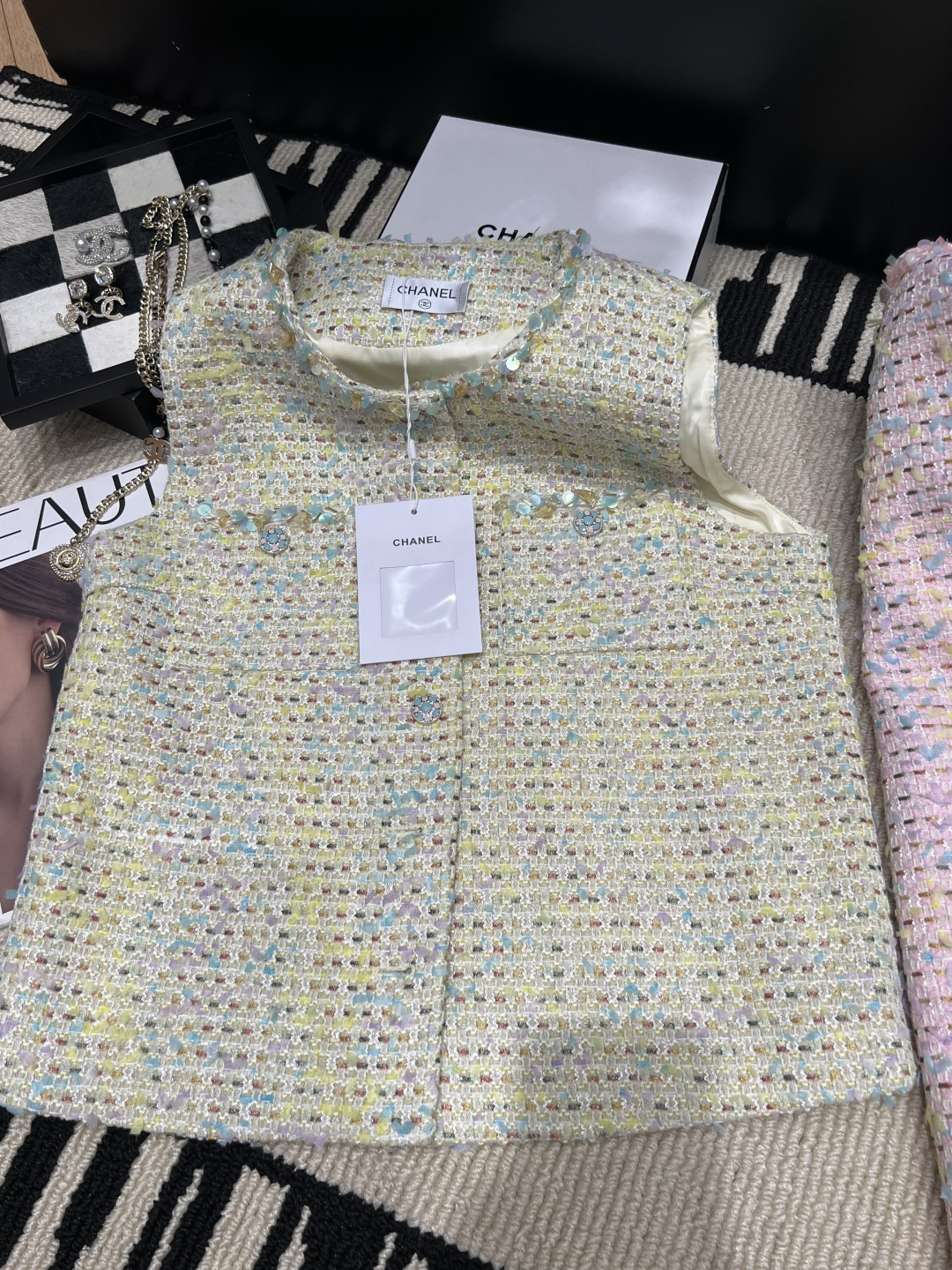 NO:949496,——Chane*——2026 autumn and winter small fragrance jacket, exclusive customized version, using multi-color yarn blended silk lining, comfortable, fresh and elegant round neck design + exquisite piping full of sophistication. Easily create an elegant temperament, super versatile SML one price,, chanel, jackets & coats, real silk,19860909——Chane*——2026秋冬小香风外套,独家定制开版,采用多色纱线混纺内里真丝舒适清新优雅圆领设计+精致滚边精致感满满 轻松打造优雅气质,超级百搭款SML一口价,,chanel,jackets & coats,real silk,,Women's clothing