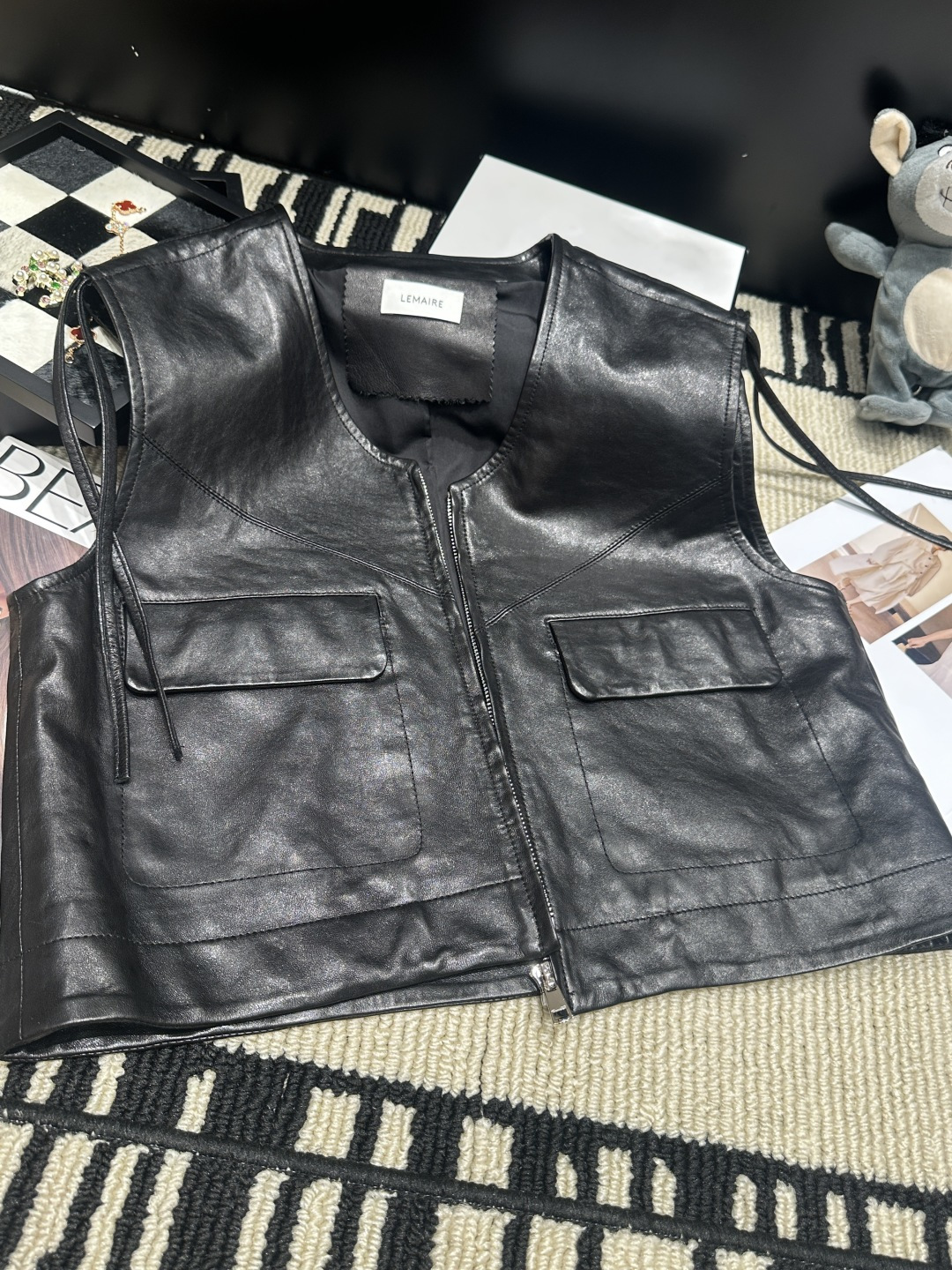 NO:949537,——LEMAIR*——The new leather vest for autumn and winter 2026, LEMAIRE uses soft waxed sheep leather, which has a delicate texture and is durable. Sleeveless short design + zipper closure, equipped with two flap pockets, practical and stylish. Easily blend into retro or urban style, code size SMLXL,, sheepskin,19860909——LEMAIR*——2026秋冬新款皮马甲,LEMAIRE选用柔软油蜡绵羊皮,质感细腻又耐用.无袖短款设计+拉链开合,配有两个翻盖口袋,实用又有型.轻松融入复古或都市风,码数SMLXL,,sheepskin,,Women's clothing