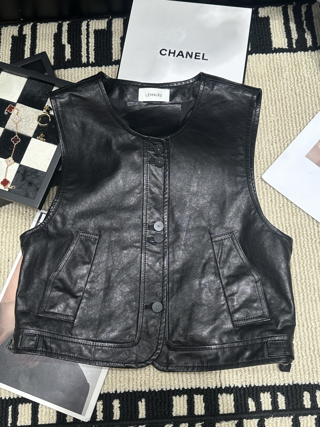 NO:949472,——LEMAIR*——2026 new autumn and winter leather vest, made of high-quality oil-waxed sheepskin, with a delicate and shiny texture, full of retro atmosphere. Sleeveless design + front buttons + symmetrical pockets, simple and practical, suitable for spring and autumn alone or as an inner layer in winter. Size SMLXL,, sheepskin,19860909——LEMAIR*——2026秋冬新款皮马甲,选用优质油蜡绵羊皮,质感细腻有光泽,复古氛围感满满.无袖设计+正面纽扣+对称口袋,简约又实用,春秋单穿或冬季内搭都很OK.码数SMLXL,,sheepskin,,Women's clothing
