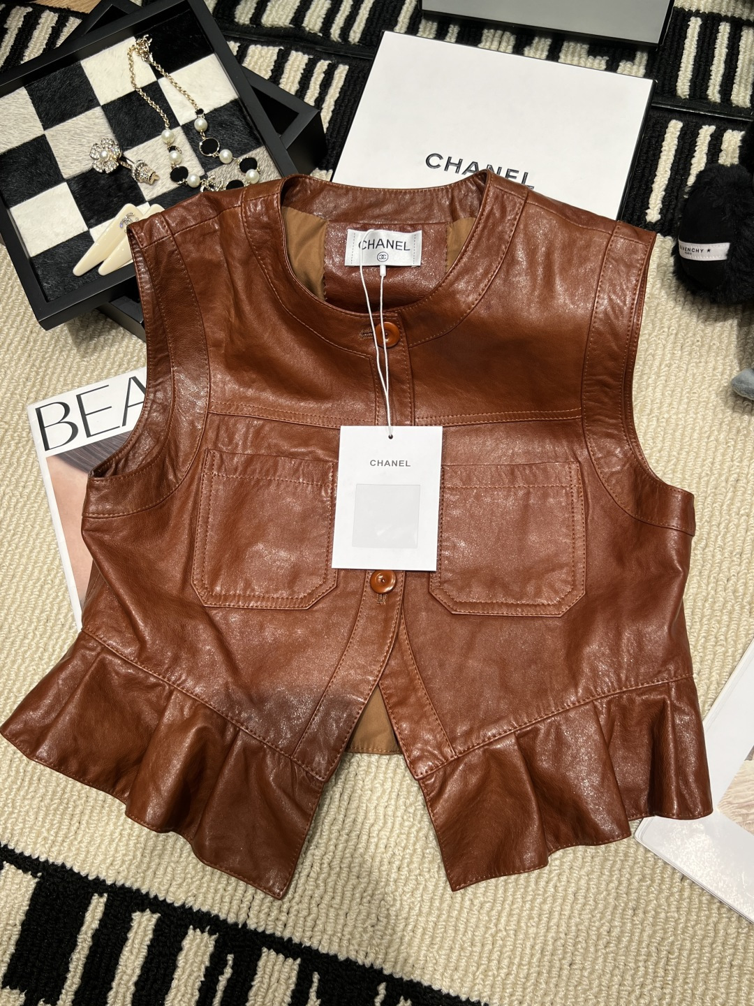 NO:944900,——chane*——2026 autumn and winter new style black small fragrant leather vest. Made of waxed leather, full of luster and soft to the touch. Sleeveless + ruffled hem design, retro and fashionable, double front pockets super practical size SMLXL, Chanel - Clothing, chanel, chanel, loro piana,19860909——chane*——2026秋冬新款黑色小香风皮马甲 采用油蜡皮,光泽感满满,触感柔软.无袖+荷叶边下摆设计,复古又时髦,正面双口袋超实用码数SMLXL,香奈儿-服装,chanel,chanel,loro piana,,Women's clothing