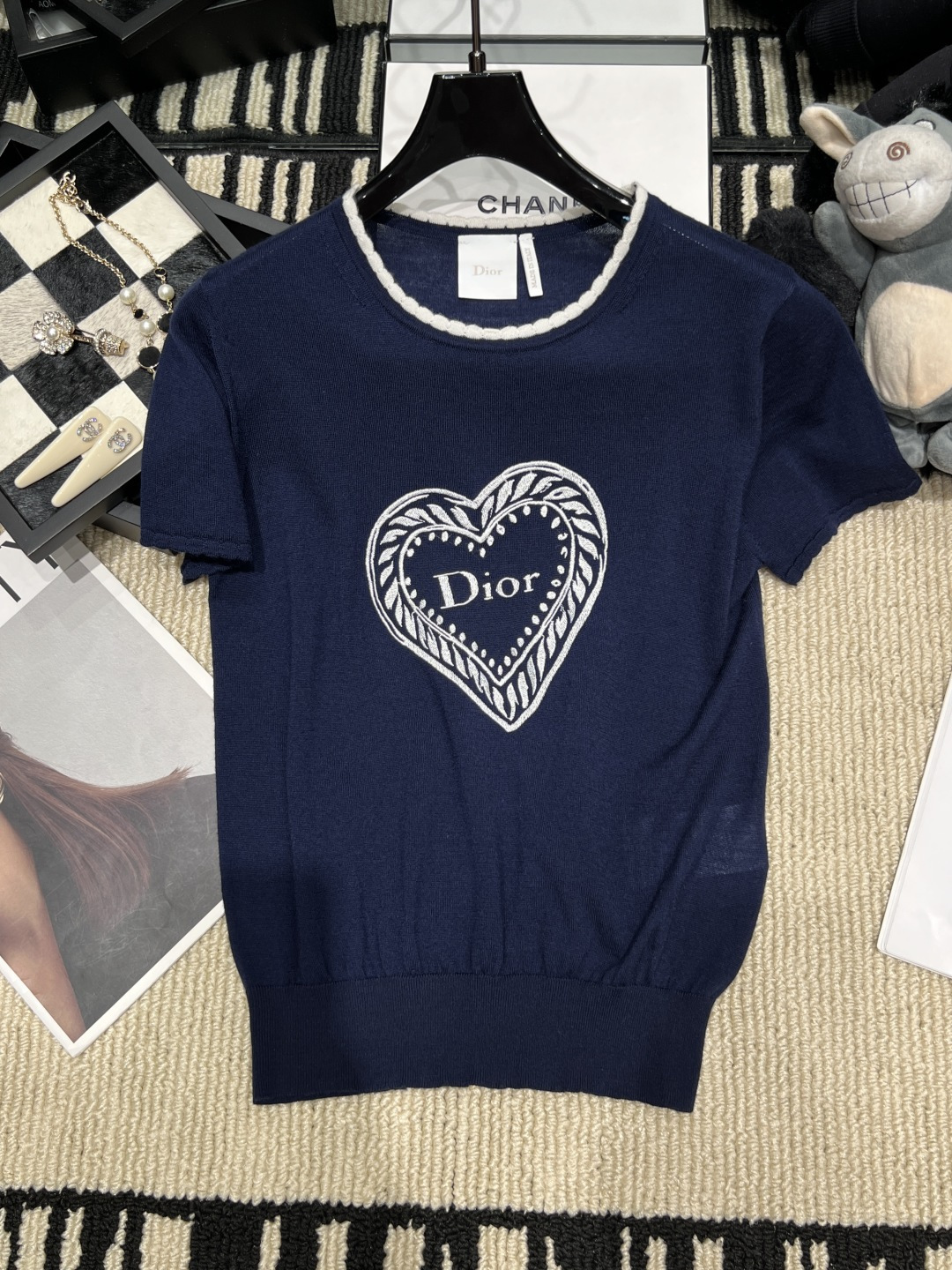NO:942625,——Dio*——2026 new autumn and winter love embroidered knitted short-sleeved Dior 2026 Winter series love embroidered knitted short-sleeved, soft and comfortable fabric, white contrast neckline design, simple and detailed. Heart-shaped embroidery + 'Dior' word on the chest, academic style and elegant temperament. Size SML, Dior - clothing, dior, dior, loro piana, T-shirt,19860909——Dio*——2026秋冬新款爱心刺绣针织短袖Dior 2026 Winter系列爱心刺绣针织短袖,面料柔软舒适,白色撞色领口设计,简约又有细节感.胸前心形刺绣+“Dior”字样,学院风与优雅气质兼具码数SML,迪奥-服装,dior,dior,loro piana,T-shirt,,Women's clothing