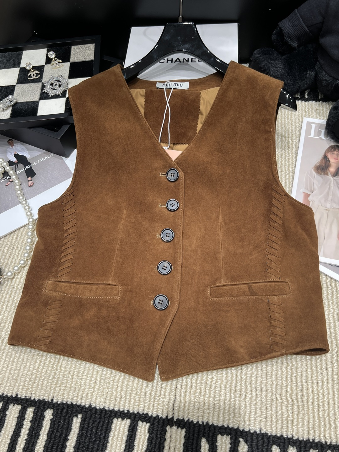 NO:945004,——MiuMi*——2026 new autumn and winter suede vest V-neck + single-breasted design, retro and simple, super versatile for autumn and winter wear!  The tassel details on both sides are super layered, and the pockets are practical and beautiful. Paired with jeans or long skirts, you can switch between being smart or feminine at will. It is also very good when layered. It is a must-have and practical item for autumn and winter wardrobes. Size SMLXL, Miumiu-clothing, miumiu, skirts, jeans, chamois leather,19860909——MiuMi*——2026秋冬新款麂皮绒马甲V领+单排扣设计,复古又简约,秋冬穿搭超百搭！两侧流苏细节超有层次感,口袋实用又美观.搭配牛仔裤或长裙,干练or柔美随心切换,叠穿也很出彩,是秋冬衣橱必备实用单品,码数SMLXL,缪缪-服装,miumiu,skirts,jeans,chamois leather,,Women's clothing