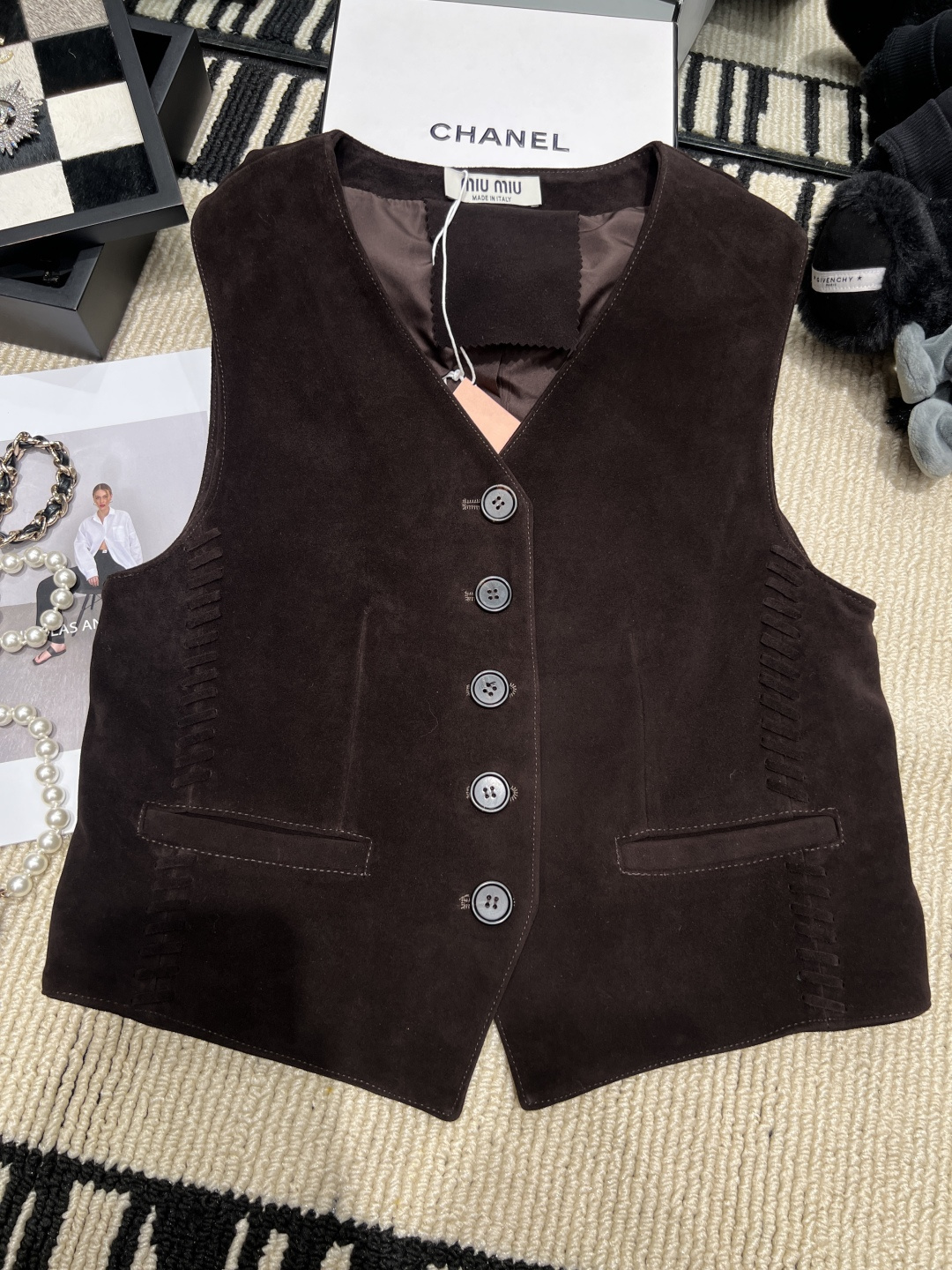 NO:952536,——MiuMi*——2026 new autumn and winter suede vest V-neck + single-breasted design, retro and simple, super versatile for autumn and winter wear!  The tassel details on both sides are super layered, and the pockets are practical and beautiful. Paired with jeans or long skirts, you can switch between being smart or feminine at will. It is also very good when layered. It is a must-have and practical item for your autumn and winter wardrobe. Size SMLXL,,miumiu,skirts,jeans,chamois leather,19860909——MiuMi*——2026秋冬新款麂皮绒马甲V领+单排扣设计,复古又简约,秋冬穿搭超百搭！两侧流苏细节超有层次感,口袋实用又美观.搭配牛仔裤或长裙,干练or柔美随心切换,叠穿也很出彩,是秋冬衣橱必备实用单品,码数SMLXL,,miumiu,skirts,jeans,chamois leather,,Women's clothing