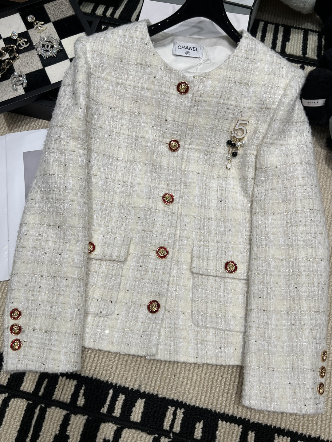 NO:942660,——Chane*——The 2026 autumn and winter new white moonlight tweed jacket is exclusively customized and developed. The main background color is milky white/beige. The fabric is woven with fine shimmering golden yarn, which has a delicate pearlescent texture. The overall tone is gentle and elegant. The red-edged gilt retro metal buttons are molded and customized, which is very refined; full of elegance and nobility!  The gentle temperament is easy to get. It shimmers in the sun, size SML, Chanel-clothing, chanel, chanel, jackets & coats,19860909——Chane*——2026秋冬新款白月光粗花呢外套独家定制开发,主体底色为奶白/米杏色,面料中织入了细闪金色纱线,自带细腻的珠光肌理感,整体色调温柔雅致.开模定制红边鎏金复古金属纽扣,精致度很高；优雅贵气满分！温柔气质轻松get.在阳光下微光闪烁,码数SML,香奈儿-服装,chanel,chanel,jackets & coats,,Women's clothing
