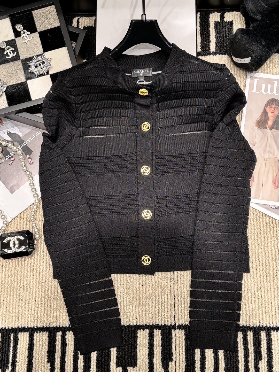 NO:942653,——chane*——The 2026 new autumn and winter Xiaoxiang knitted cardigan fabric is soft and skin-friendly, breathable and comfortable, with horizontal texture stripes + golden double C metal buckle, full of retro sophistication. Size SML, Chanel-clothing, chanel, chanel,19860909——chane*——2026秋冬新款小香针织开衫面料柔软亲肤,透气又舒适,横向肌理条纹+金色双C金属扣,复古精致感满满.码数SML,香奈儿-服装,chanel,chanel,,Women's clothing