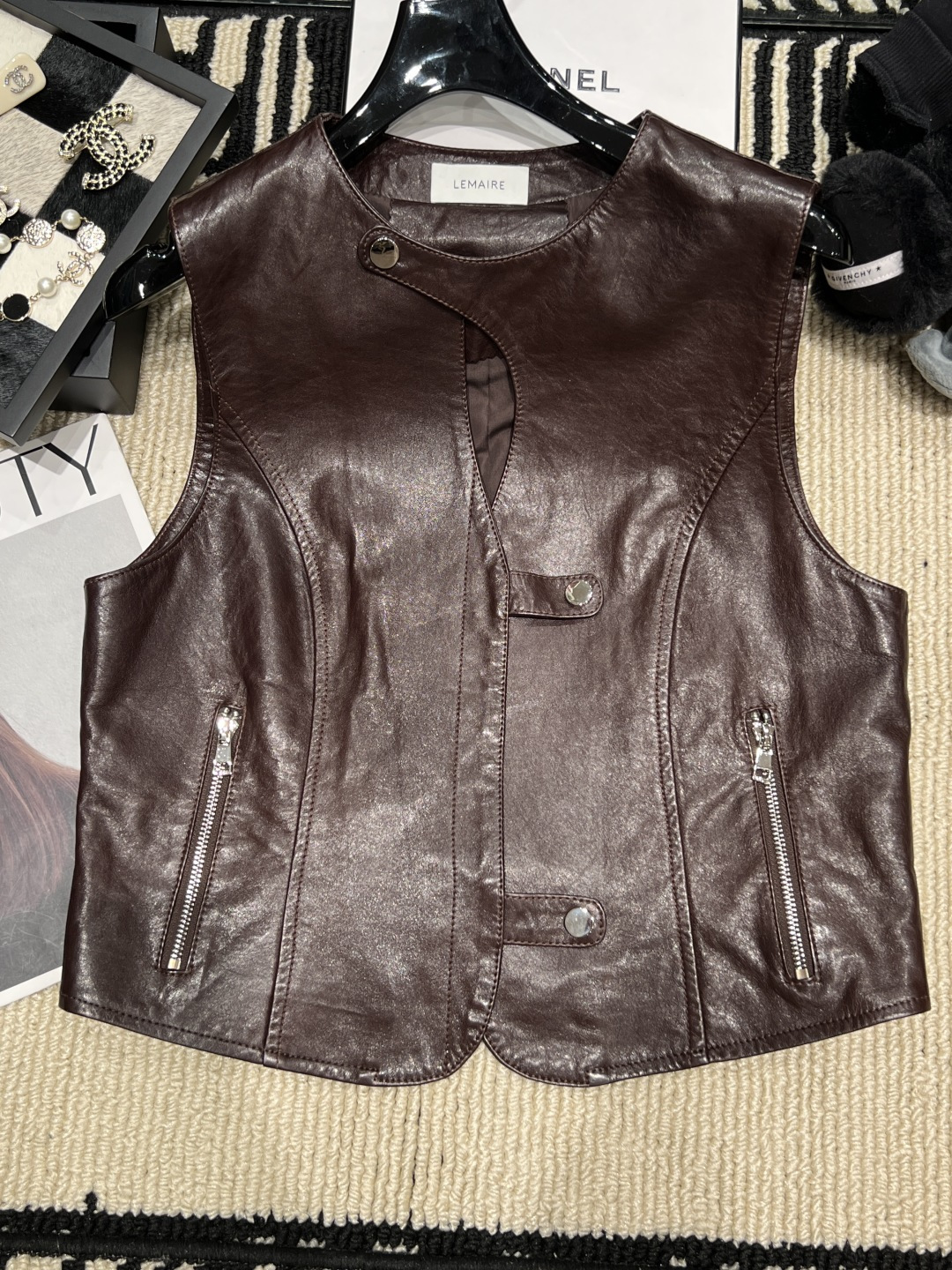 NO:953977,——Lemair*——The 2026 autumn and winter new leather vest is made of high-quality sheep leather, with a retro style and a super texture!  Diagonal placket + metal snap button + zipper pocket, full of details, practical and fashionable. Slim fit, perfect for layering or wearing alone, size SMLXL,,19860909——Lemair*——2026秋冬新款皮马甲,采用优质绵羊皮,复古调超有质感！斜襟+金属按扣+拉链口袋,细节满满,实用又时髦.修身剪裁,叠穿或单穿都很出彩,码数SMLXL,,,Women's clothing