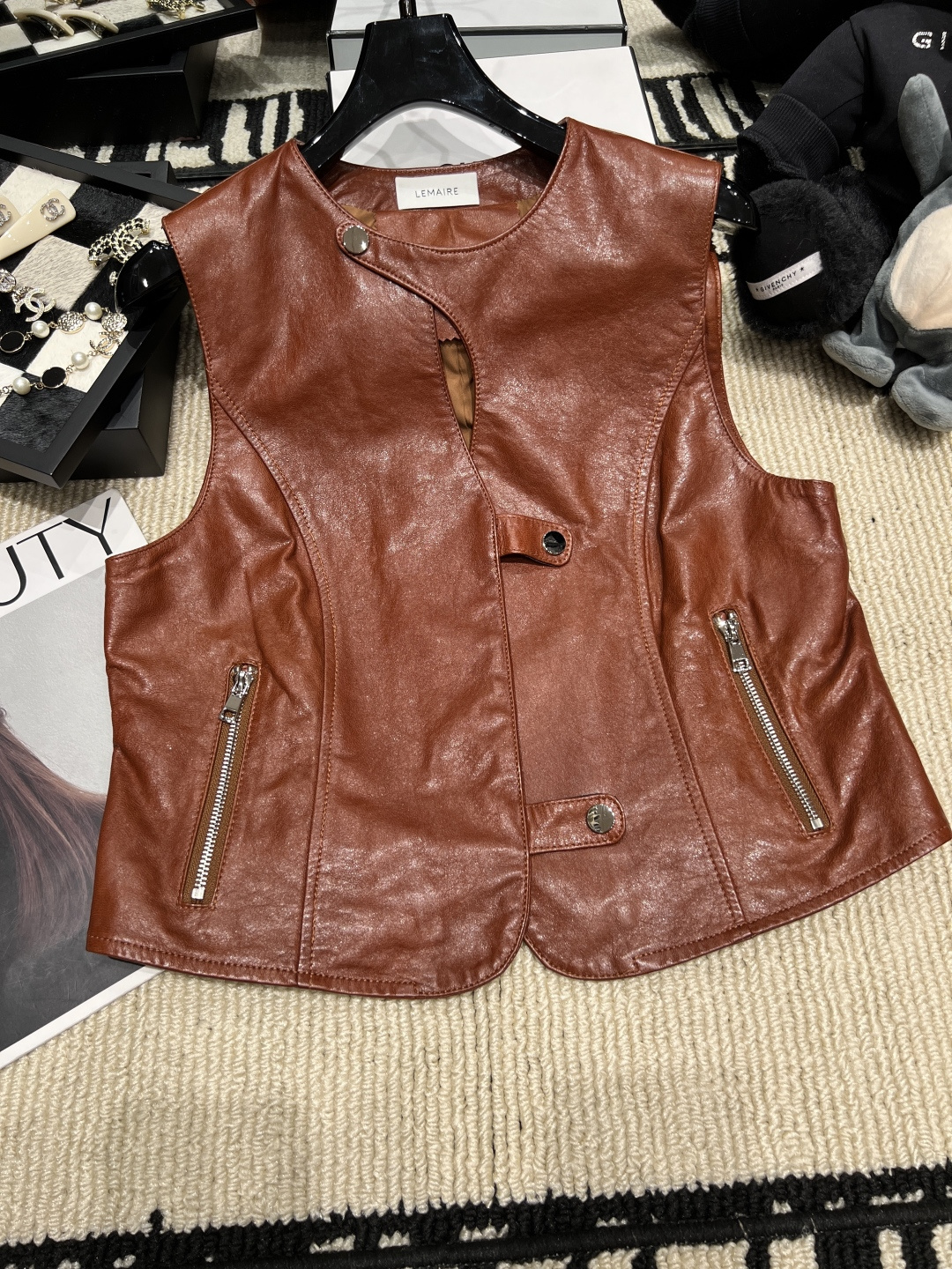 NO:953967,——Lemair*——The 2026 autumn and winter new leather vest is made of high-quality sheep leather, with a retro style and a super texture!  Diagonal placket + metal snap button + zipper pocket, full of details, practical and fashionable. Slim fit, perfect for layering or wearing alone, size SMLXL,,19860909——Lemair*——2026秋冬新款皮马甲,采用优质绵羊皮,复古调超有质感！斜襟+金属按扣+拉链口袋,细节满满,实用又时髦.修身剪裁,叠穿或单穿都很出彩,码数SMLXL,,,Women's clothing