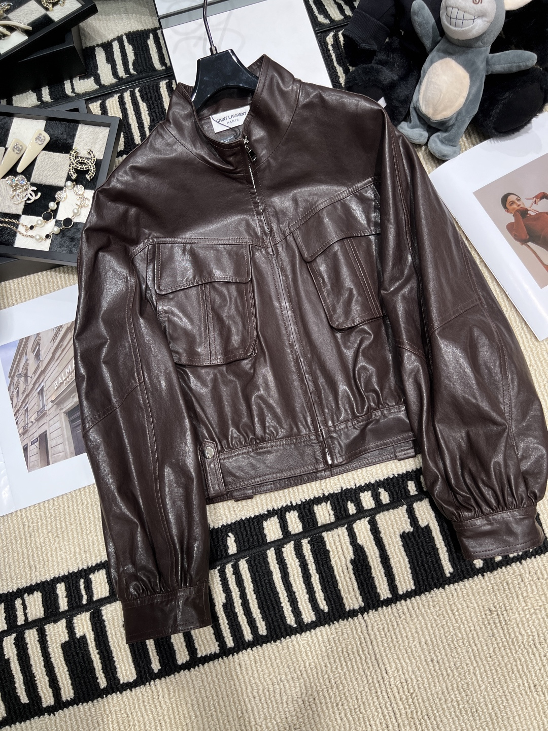 NO:953957,——YSL——2026 new autumn and winter leather jacket, motorcycle style design is super stylish!  Stand collar + double large pockets, practical and fashionable, elastic cuffs and hem, comfortable and warm to wear. The short version is super tall, paired with high-waisted pants or skirts, you can easily create a cool street style, size SMLXL, saint laurent, skirts, jackets & coats, leather jacket,19860909——YSL——2026秋冬新款皮衣外套,机车风设计超有型！立领+双大口袋,实用又时髦,袖口和下摆松紧收口,穿着舒适还保暖.短款版型超显高,搭配高腰裤或裙装,轻松打造酷飒街头风,码数SMLXL,,saint laurent,skirts,jackets & coats,leather jacket,,Women's clothing