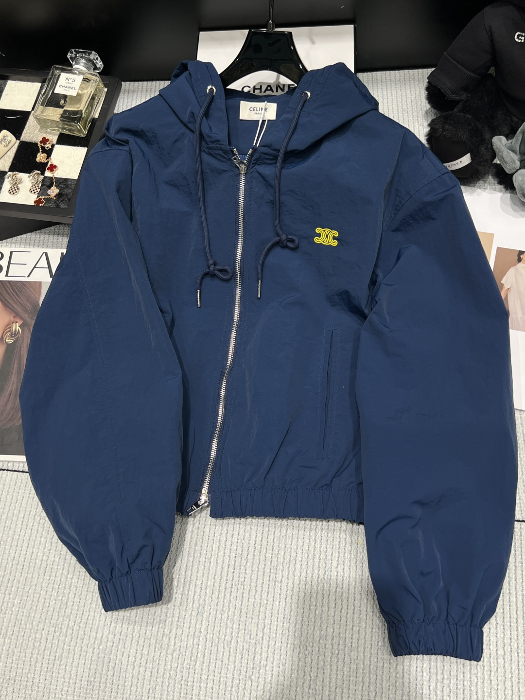 NO:954028,——CELIN*——The new 2026 autumn and winter hooded jacket is made of cotton blended fabric, which is light and breathable, windproof and sunproof, and super practical!  Short version + Arc de Triomphe logo embroidery, low-key and recognizable. Hooded zipper design, easy to put on and take off, elastic cuffs and hem, warm and fit. Size SML,,celine,jackets & coats,hats,19860909——CELIN*——2026秋冬新款连帽外套采用棉质混纺面料,轻便透气,防风防晒超实用！短款版型+凯旋门Logo刺绣,低调又有辨识度.连帽拉链设计,穿脱方便,袖口和下摆松紧收口,保暖又贴合.码数SML,,celine,jackets & coats,hats,,Women's clothing
