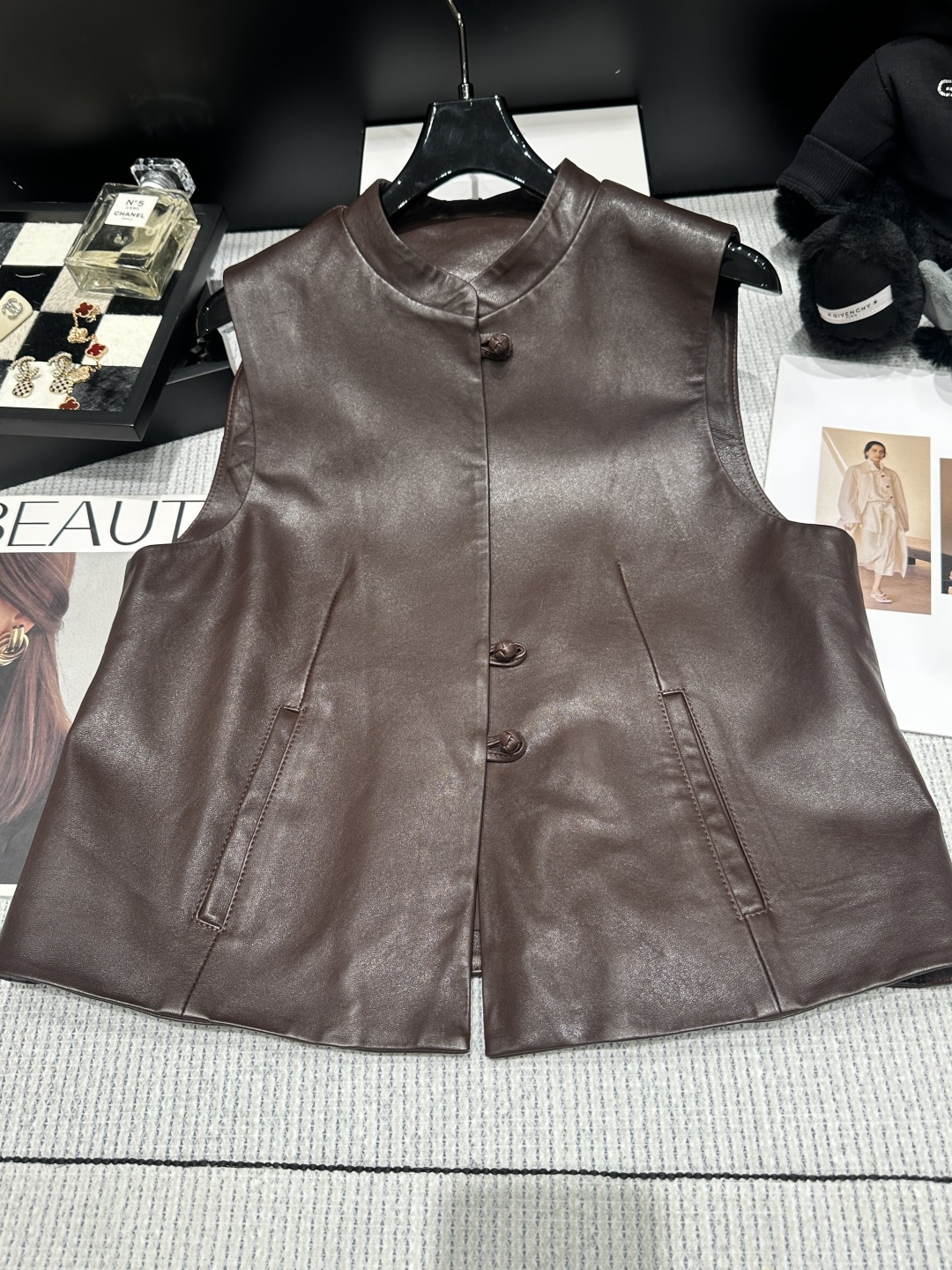 NO:953999,——National style series——The 2926 autumn and winter new Chinese style leather vest is made of high-quality sheepskin, which is full of luster, retro and fashionable. Sleeveless design + stand-up collar + plate buckle, full of oriental charm and full of details!  The diagonal pockets on both sides are super practical and look great in daily wear or taking photos. Pair with sweaters or bottoming shirts in autumn and winter, size SMLXL, sweaters,19860909——国风系列——2926秋冬款新中式皮马甲采用优质绵羊皮,光泽感满满,复古又时髦.无袖设计+立领+盘扣,东方韵味十足,细节感拉满！两侧斜插口袋超实用,日常穿搭或拍照都很出片.秋冬季节搭配毛衣或打底衫,码数SMLXL,,sweaters,,Women's clothing