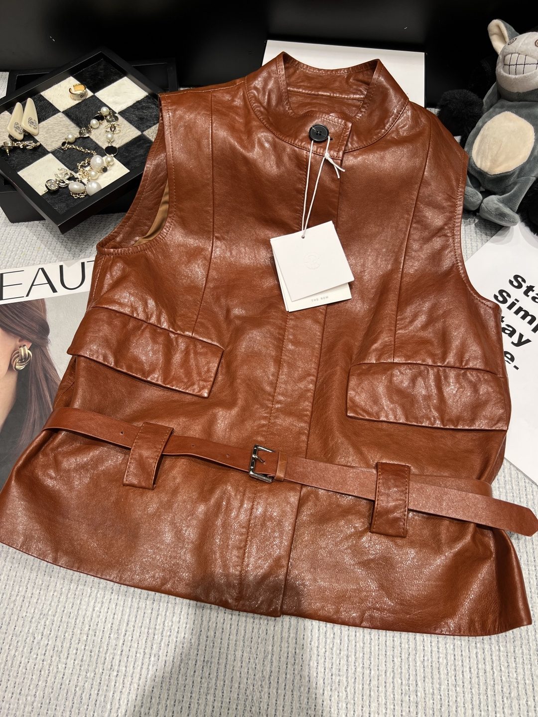 NO:946097,——Thero*——2026 Autumn and Winter new leather vest, retro workwear style design, stand-up collar + symmetrical flap pockets, adjustable waistband, full of layering. Super versatile for autumn wear, easy to create a cool style. Don’t miss it if you like it!  Size SMLXL, women's clothing, loro piana,19860909——Thero*——2026秋冬新款皮马甲,复古工装风设计,立领+对称翻盖口袋,腰带可调节廓形,层次感满满.秋季穿搭超百搭,轻松打造酷飒风格喜欢别错过！码数SMLXL,女装,loro piana,,Women's clothing