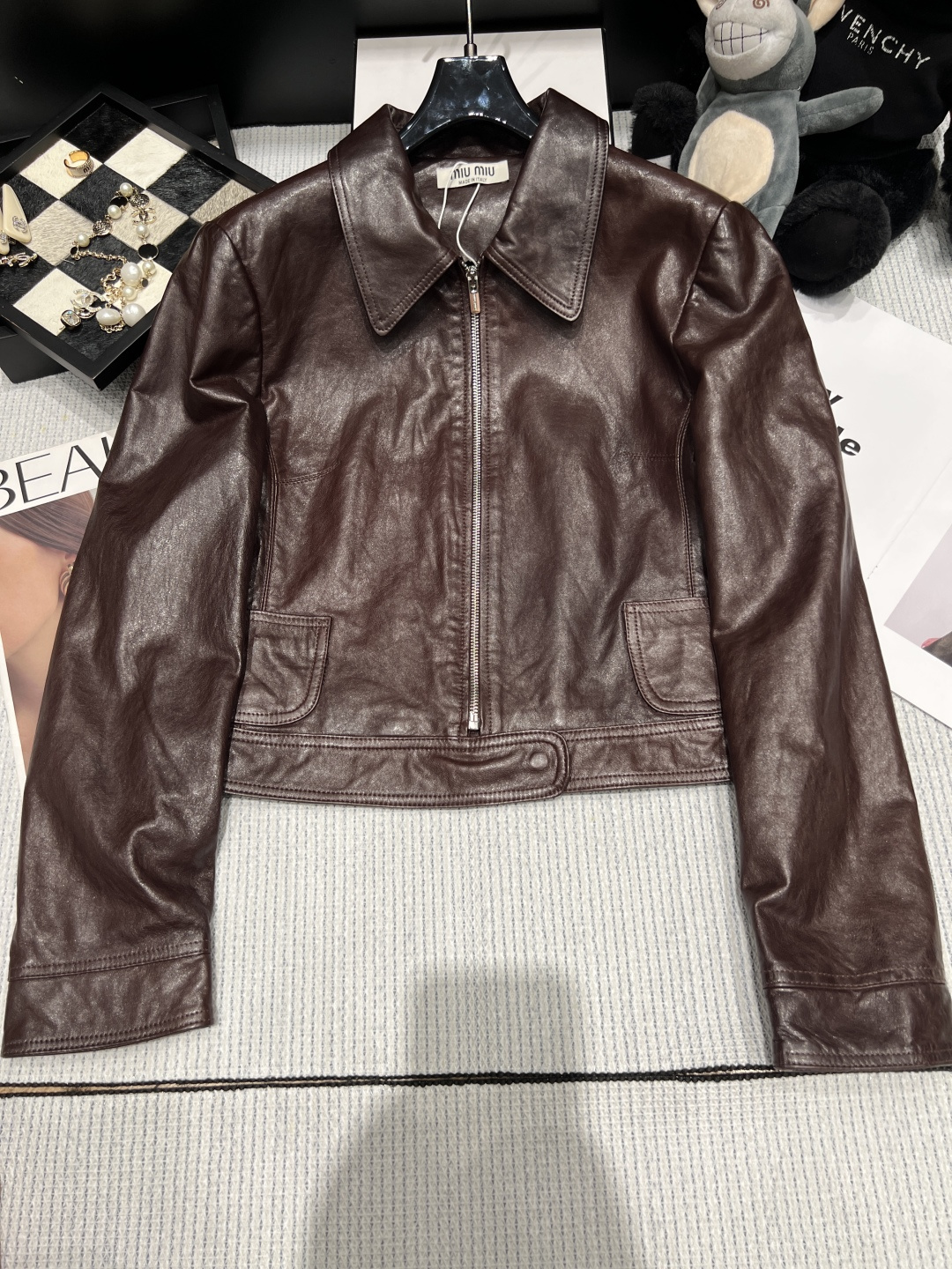 NO:946148,——Miumi*——2026 autumn and winter new leather jacket, retro lapel + zipper design, simple and stylish!  The high-quality sheep leather is full of luster and easy to care for. The short cut makes you taller and slimmer, and is friendly to small people. When paired with high-waisted pants or skirts, you can easily get a cool retro style and meet the needs of different body types!  Size SMLXL, Miumiu-clothing,loro piana,miumiu,skirts,jackets & coats,leather jacket,19860909——Miumi*——2026秋冬新款皮衣外套,复古翻领+拉链设计,简约又有型！优质绵羊皮料光泽感满满,易打理.短款剪裁显高显瘦,小个子友好,搭配高腰裤或裙装,轻松get酷飒复古风,满足不同身材需求！码数SMLXL,缪缪-服装,loro piana,miumiu,skirts,jackets & coats,leather jacket,,Women's clothing