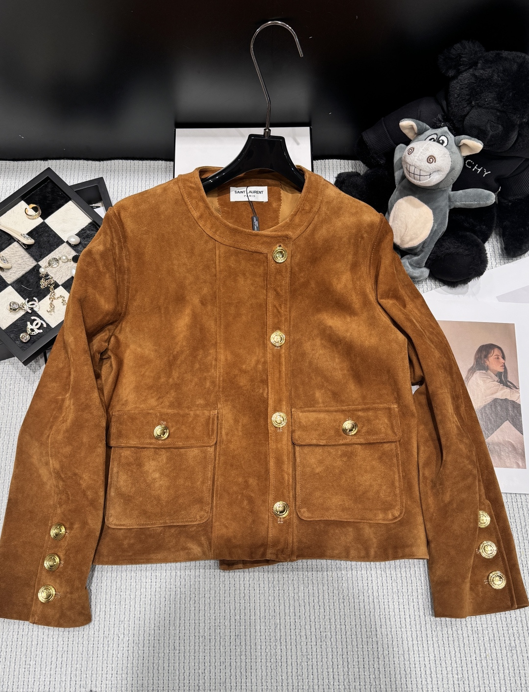 NO:948859,——YSL ——The new suede jacket for autumn and winter 26 is made of fine suede lambskin, with retro distressed brown tone + golden double-breasted buttons, full of French retro atmosphere!  The short silhouette shows off your body proportions and looks great paired with jeans or long skirts. The suede is soft and warm, making it perfect for autumn and winter. It is low-key and high-end, and is a must-have item for rich girls!  Size SMLXL,Saint Laurent-clothing,loro piana,saint laurent,saint laurent,skirts,jeans,jackets & coats,sheepskin,chamois leather,19860909——YSL ——26秋冬新款麂皮外套选用细腻反绒小羊皮,复古做旧棕色调+金色双排扣,法式复古氛围感拉满！短款廓形超显身材比例,搭牛仔裤or长裙都很出片.麂皮柔软保暖,秋冬穿超合适,低调又高级,是富家千金风必备单品！码数SMLXL,圣罗兰-服装,loro piana,saint laurent,saint laurent,skirts,jeans,jackets & coats,sheepskin,chamois leather,,Women's clothing