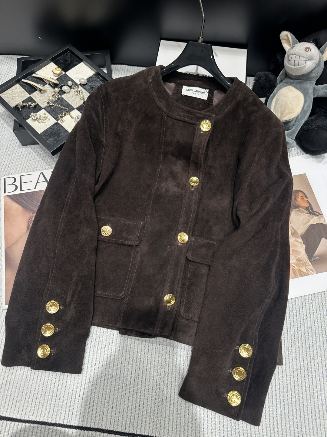 NO:946137,——YSL ——The new suede jacket for autumn and winter 26 is made of fine suede lambskin, with retro distressed brown tone + golden double-breasted buttons, full of French retro atmosphere!  The short silhouette shows off your body proportions and looks great paired with jeans or long skirts. The suede is soft and warm, making it perfect for autumn and winter. It is low-key and high-end, and is a must-have item for rich girls!  Size SMLXL,Saint Laurent-clothing,loro piana,saint laurent,saint laurent,skirts,jeans,jackets & coats,sheepskin,chamois leather,19860909——YSL ——26秋冬新款麂皮外套选用细腻反绒小羊皮,复古做旧棕色调+金色双排扣,法式复古氛围感拉满！短款廓形超显身材比例,搭牛仔裤or长裙都很出片.麂皮柔软保暖,秋冬穿超合适,低调又高级,是富家千金风必备单品！码数SMLXL,圣罗兰-服装,loro piana,saint laurent,saint laurent,skirts,jeans,jackets & coats,sheepskin,chamois leather,,Women's clothing