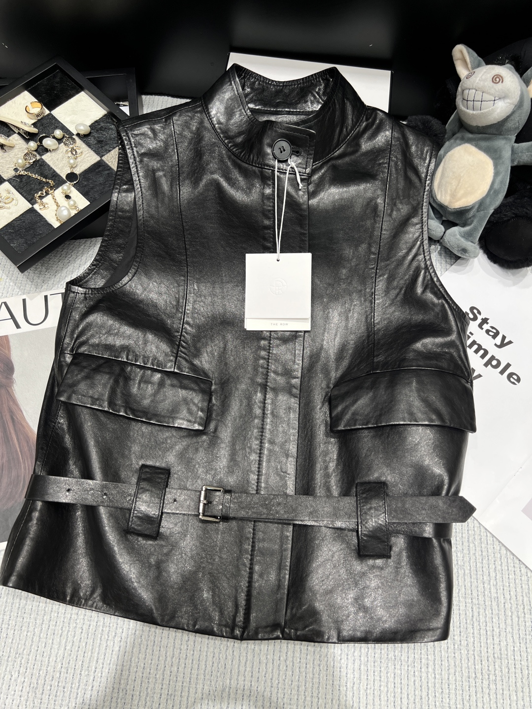 NO:955082,——Thero*——2026 Autumn and Winter new leather vest, retro workwear style design, stand-up collar + symmetrical flap pockets, adjustable waistband, full of layering. Super versatile for autumn wear, easy to create a cool style. Don’t miss it if you like it!  Code number SMLXL,,19860909——Thero*——2026秋冬新款皮马甲,复古工装风设计,立领+对称翻盖口袋,腰带可调节廓形,层次感满满.秋季穿搭超百搭,轻松打造酷飒风格喜欢别错过！码数SMLXL,,,Women's clothing