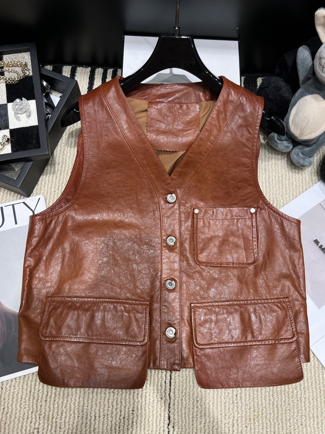NO:946209,——Margaret Howel*——2026 Autumn and Winter New Retro Genuine Leather Vest. This vest is in the Ami khaki style, made of high-quality sheepskin, and has a great vintage distressed texture!  V-neck + multi-pocket design, practical and stylish, single-breasted buttons are easy to put on and take off, and the slim tailoring shows off your figure. Whether paired with jeans or overalls, you can easily create an American retro or motorcycle style, size SMLXL, women's clothing, loro piana, jeans,19860909——Margaret Howel*——2026秋冬新款复古真皮马甲这款马甲是阿美咔叽风格,采用优质绵羊皮,复古做旧质感超赞！V领+多口袋设计,实用又有型,单排扣方便穿脱,修身剪裁很显身材.无论搭配牛仔裤还是工装裤,都能轻松打造美式复古或机车风,码数SMLXL,女装,loro piana,jeans,,Women's clothing