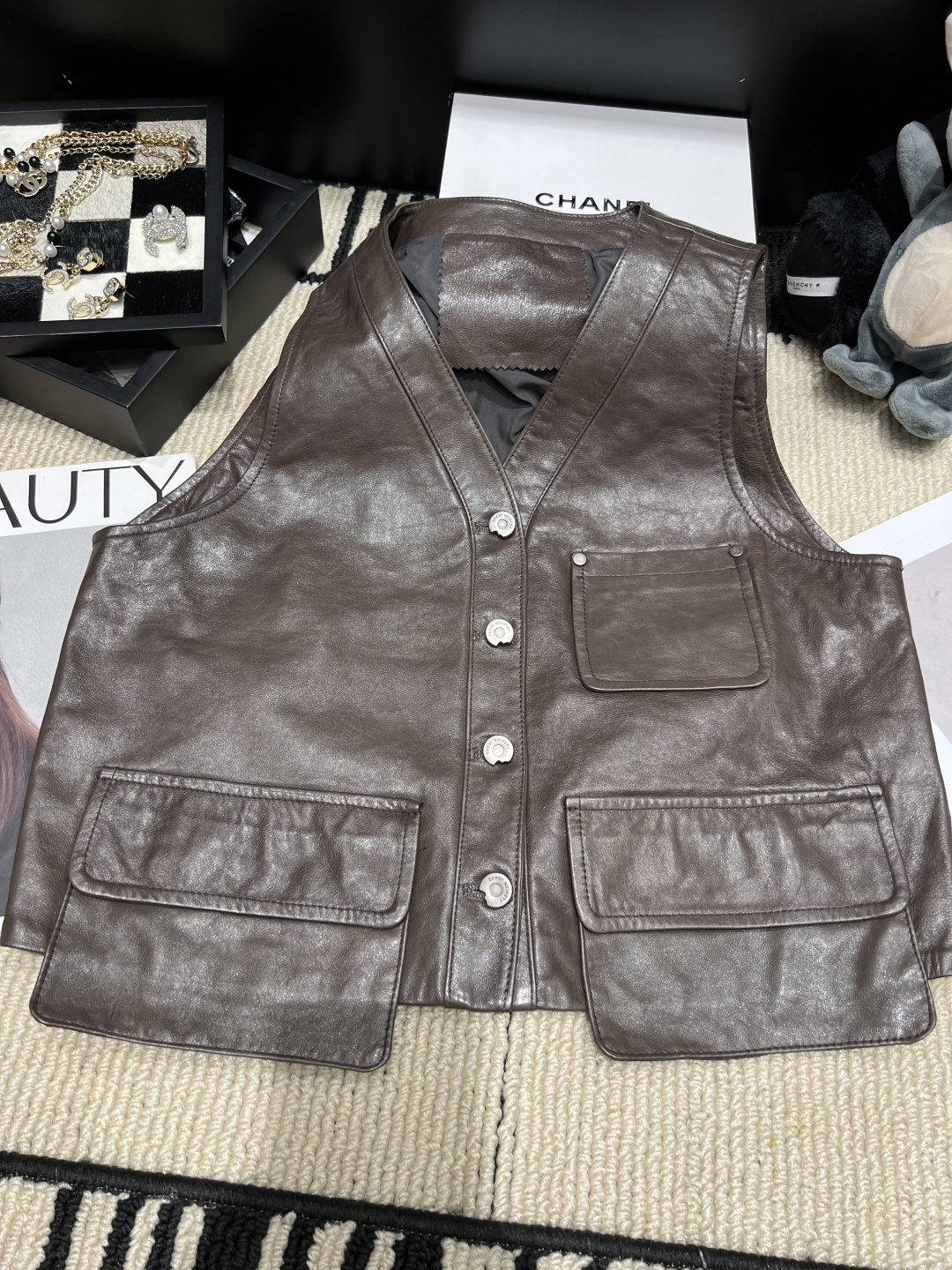NO:955924,——Margaret Howel*——2026 Autumn and Winter New Retro Genuine Leather Vest. This vest is in the Ami khaki style, made of high-quality sheepskin, and has a great vintage distressed texture!  V-neck + multi-pocket design, practical and stylish, single-breasted buttons are easy to put on and take off, and the slim cut shows off your figure. Whether paired with jeans or overalls, you can easily create an American retro or motorcycle style, size SMLXL,,jeans,19860909——Margaret Howel*——2026秋冬新款复古真皮马甲这款马甲是阿美咔叽风格,采用优质绵羊皮,复古做旧质感超赞！V领+多口袋设计,实用又有型,单排扣方便穿脱,修身剪裁很显身材.无论搭配牛仔裤还是工装裤,都能轻松打造美式复古或机车风,码数SMLXL,,jeans,,Women's clothing