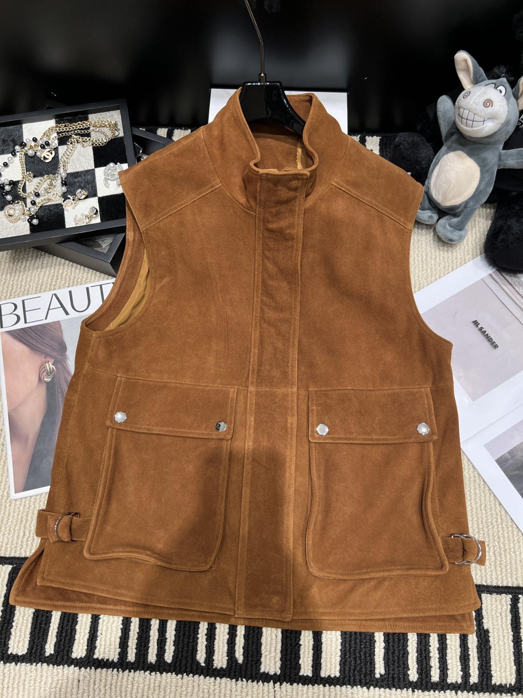 NO:946198,——Isabel Maran*——The 2026 autumn and winter new retro suede work vest is made of soft suede, super textured, and has a great atmosphere when worn in autumn and winter!  The stand-up collar + multi-pocket design perfectly matches the Maillard retro style. The metal buttons and rivet details are super bonus points SMLXL, women's clothing, loro piana, chamois leather,19860909——Isabel Maran*——2026秋冬新款复古麂皮工装马甲,采用柔软麂皮绒,超有质感,秋冬穿超有氛围感！立领+多口袋设计,美拉德复古调性完美契合.金属纽扣和铆钉细节超加分码数SMLXL,女装,loro piana,chamois leather,,Women's clothing