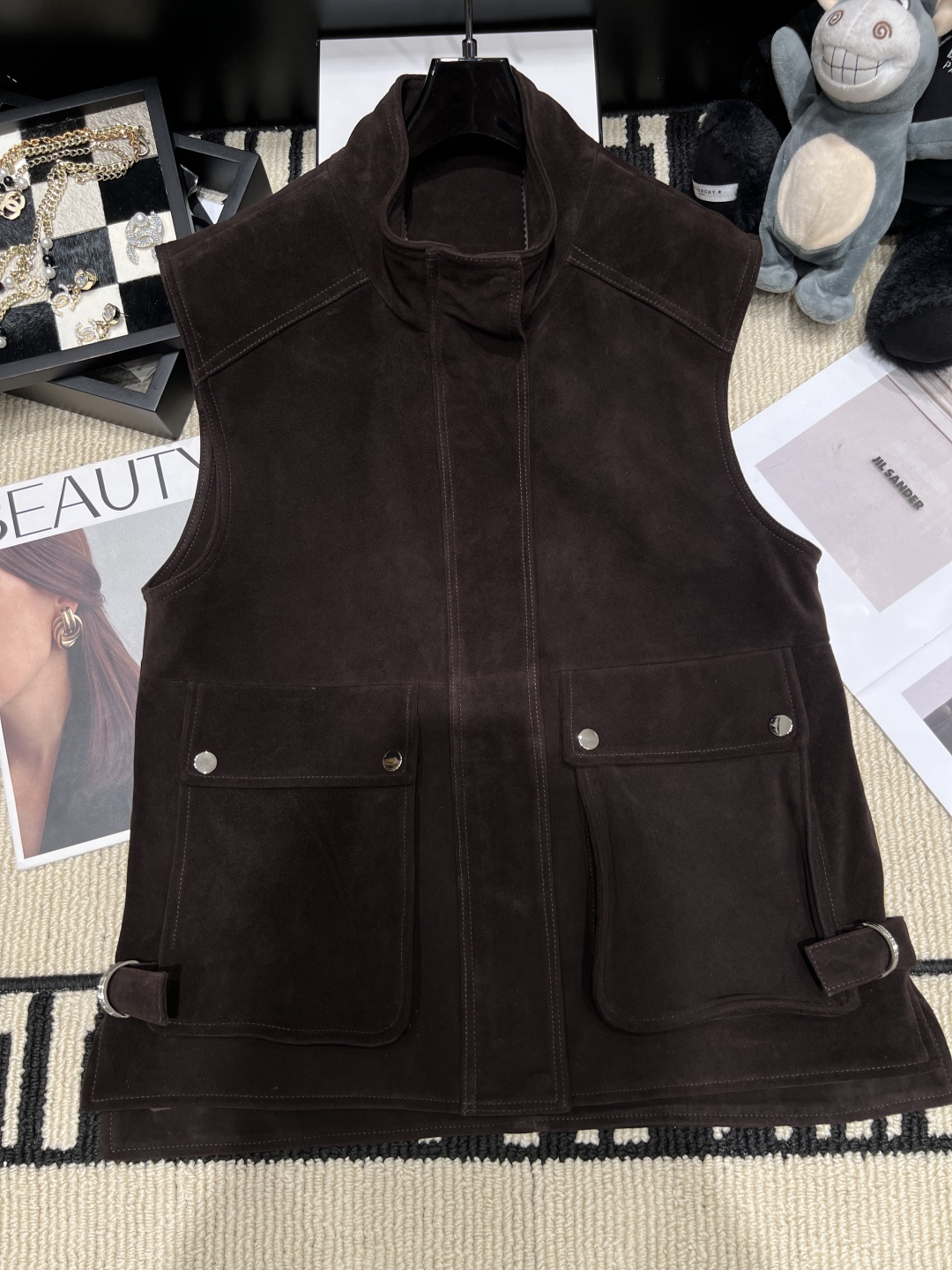 NO:946183,——Isabel Maran*——The 2026 autumn and winter new retro suede work vest is made of soft suede, super textured, and has a great atmosphere when worn in autumn and winter!  The stand-up collar + multi-pocket design perfectly matches the Maillard retro style. The metal buttons and rivet details are super bonus points SMLXL, women's clothing, loro piana, chamois leather,19860909——Isabel Maran*——2026秋冬新款复古麂皮工装马甲,采用柔软麂皮绒,超有质感,秋冬穿超有氛围感！立领+多口袋设计,美拉德复古调性完美契合.金属纽扣和铆钉细节超加分码数SMLXL,女装,loro piana,chamois leather,,Women's clothing