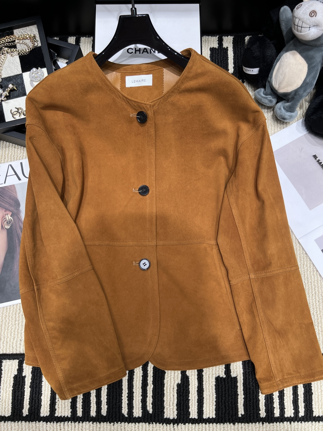 NO:955874,——Lemair*——The 2026 autumn and winter new suede round-neck jacket has a simple design + a double-sided structure of genuine leather lining. It has soft waxy suede on the outside and fine leather on the inside. The body is horizontally split and spliced, and the split cutting process is full of layers. The slightly loose and short box silhouette with dropped shoulders, extremely simple buttoning, and invisible side seam pockets is a Maillard layering item with a full sense of atmosphere. Size SMLXL, jackets & coats, chamois  leather,19860909——Lemair*——2026秋冬新款麂皮圆领外套简约设计+真皮内里的双面结构,外侧软糯麂皮、内侧细腻真皮,衣身横向分割拼接、分片裁线工艺,层次感满满.微宽松落肩短款箱型廓形,极简单排扣、隐形侧缝口袋,是氛围感十足的美拉德叠穿单品.码数SMLXL,,jackets & coats,chamois leather,,Women's clothing