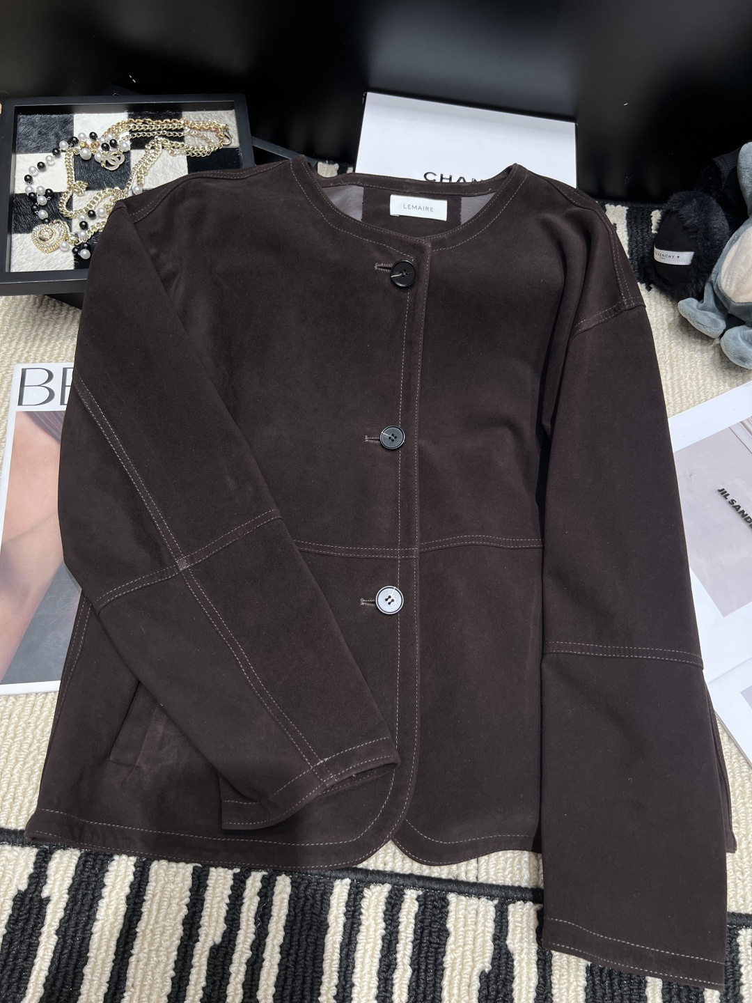 NO:946171,——Lemair*——The new 2026 autumn and winter suede round-neck jacket has a simple design + double-sided structure of the leather lining, with soft waxy suede on the outside and fine leather on the inside. The body is horizontally split and spliced, and the split cutting process is full of layers. The slightly loose and short box silhouette with dropped shoulders, extremely simple buttoning, and invisible side seam pockets is a Maillard layering item with a full sense of atmosphere. Size SMLXL, women's clothing, loro piana, jackets  & coats, chamois leather,19860909——Lemair*——2026秋冬新款麂皮圆领外套简约设计+真皮内里的双面结构,外侧软糯麂皮、内侧细腻真皮,衣身横向分割拼接、分片裁线工艺,层次感满满.微宽松落肩短款箱型廓形,极简单排扣、隐形侧缝口袋,是氛围感十足的美拉德叠穿单品.码数SMLXL,女装,loro piana,jackets & coats,chamois leather,,Women's clothing