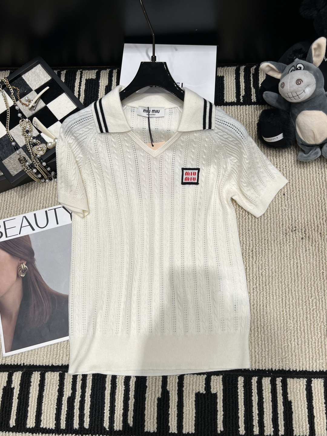 NO:955908,——Miu Mi*——The 2026 autumn and winter new knitted Polo shirt is made of soft pitted fabric, breathable and comfortable, with Polo collar + black stripes, and the small logo on the chest is very recognizable. The short-sleeved design is simple and elegant, and it is versatile with jeans or skirts. It can easily switch between casual or college style, code size SML,, miu Miu, skirts, jeans, T-shirt,19860909——Miu Mi*——2026秋冬新款针织Polo衫采用柔软坑条面料,透气又舒适,Polo领+黑色条纹,胸前小徽标超有辨识度.短袖设计简约大方,搭牛仔裤或半裙都很百搭,轻松切换休闲or学院风,码数SML,,miumiu,skirts,jeans,T-shirt,,Women's clothing