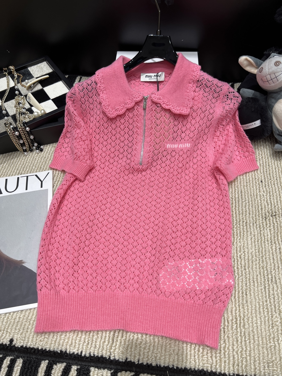 NO:955863,——MiuMi*——2026 autumn and winter new hollow knitted short-sleeved MiuMiu 26 early autumn series pink hollow knitted short-sleeved, mulberry silk and cashmere blend, soft and delicate like clouds. Wavy lace lapel + half zipper design, sweet and playful, and the brand embroidery on the chest is super recognizable. The hollow crochet flower is breathable and light, rose pink shows whitening and reduces age, and is friendly to yellow skin!  Short and slim fit, paired with high-waisted jeans or a pleated skirt, you can easily get college style. SML, miumiu, skirts, jeans, T-shirt,19860909——MiuMi*——2026秋冬新款镂空针织短袖MiuMiu 26早秋系列粉色镂空针织短袖,桑蚕丝羊绒混纺,柔软细腻如云朵.波浪花边翻领+半拉链设计,甜美俏皮,胸前品牌刺绣超有辨识度.镂空钩花透气轻薄,玫粉色显白减龄,黄皮友好！短款修身版型,搭高腰牛仔裤或百褶裙,轻松get学院风码数SML,,miumiu,skirts,jeans,T-shirt,,Women's clothing