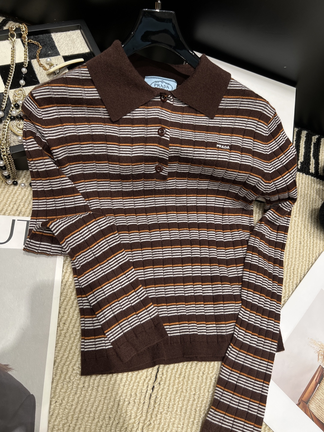 NO:955894,——Prad*——The new 2026 autumn and winter striped Polo sweater is brown with white and light brown pinstripes, retro and modern. High-quality knitted fabric, soft and comfortable, very suitable for autumn and winter. Classic lapel + three-button design, full of details, low-key and recognizable logo on the left chest. The version is slim and can be worn alone or layered. The size is SML,, prada,19860909——Prad*——2026秋冬新款条纹Polo针织衫棕色系搭配白色和浅棕细条纹,复古又摩登.高品质针织面料,柔软舒适,秋冬穿超合适.经典翻领+三颗纽扣设计,细节满分,左胸Logo低调有辨识度.版型修身,单穿或内搭都很OK,码数SML,,prada,,Women's clothing