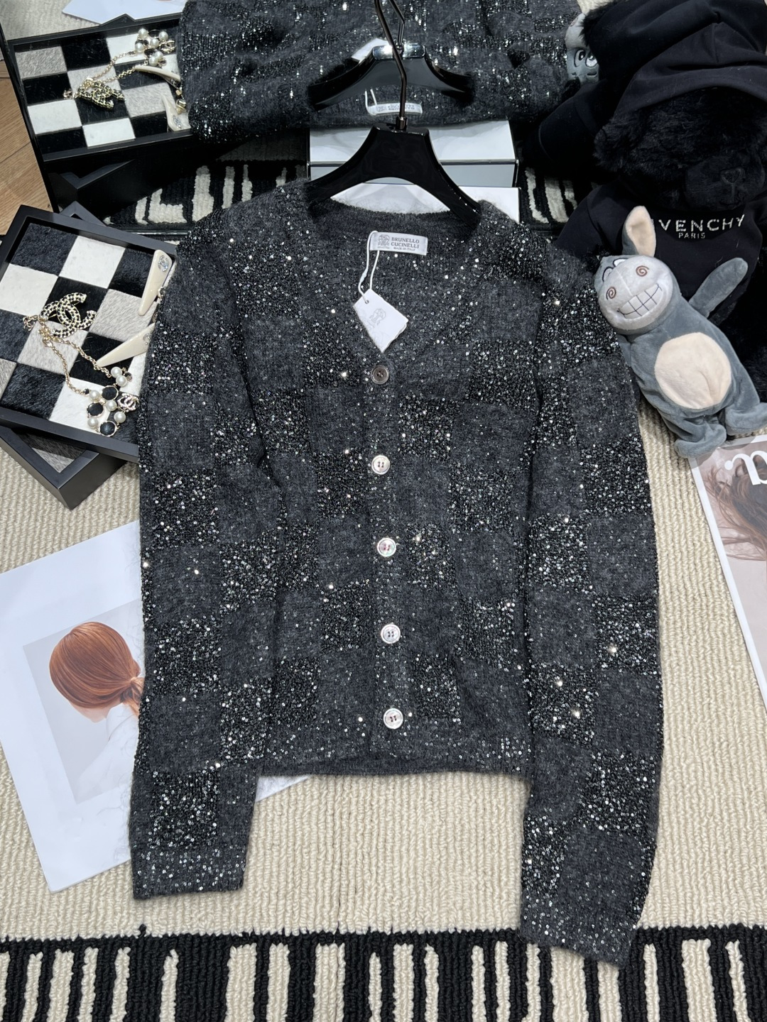 NO:957150,——BC—— The new 2026 autumn and winter mohair knitted wool cardigan is blended with mohair silver sequins, which looks exquisite and gorgeous, easily creating an 'elegant' atmosphere. The loose version + dropped shoulder design, perfect for a lazy and casual style!  Code number SML,,19860909——BC——2026秋冬新款马海毛针织羊毛开衫采用马海毛银丝珠片混纺,显得精致又华丽,轻松营造“贵气”氛围.宽松版型+落肩设计,慵懒随性风格满分！码数SML,,,Women's clothing