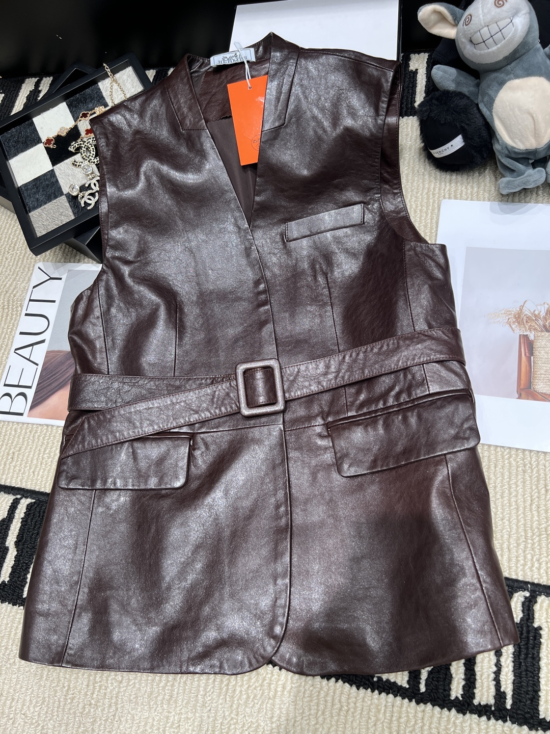 NO:957162,——Herme*——The 2026 autumn and winter new belt leather vest is made of high-quality genuine sheep leather, with a simple design and an adjustable belt at the waist, which modifies the body shape and has a sense of hierarchy. There are two symmetrical flap pockets on the front, which is practical and fashionable, and is perfect for layering in autumn and winter!  Code numberSMLXL,,hermes,19860909——Herme*——2026秋冬新款腰带皮马甲采用优质绵羊真皮材质,简约设计+腰部可调节皮带,修饰身形又有层次感.正面有两个对称翻盖口袋,实用又时髦,秋冬叠穿超合适！码数SMLXL,,hermes,,Women's clothing