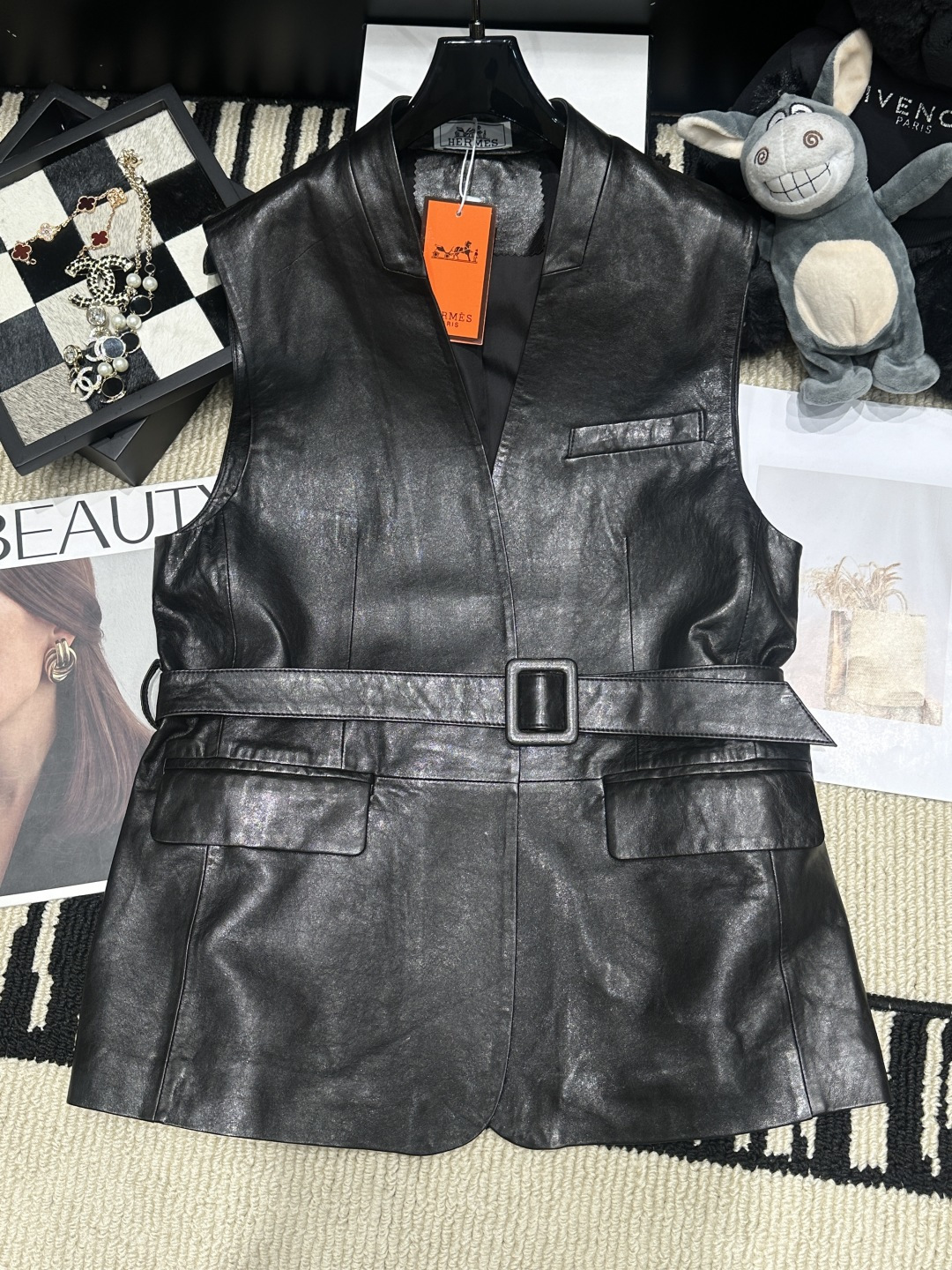 NO:946161,——Herme*——The 2026 autumn and winter new belt leather vest is made of high-quality genuine sheep leather, with a simple design and an adjustable belt at the waist, which modifies the body shape and has a sense of hierarchy. There are two symmetrical flap pockets on the front, which is practical and fashionable, and is perfect for layering in autumn and winter!  Size SMLXL,Hermes-clothing,hermes,hermes,loro piana,19860909——Herme*——2026秋冬新款腰带皮马甲采用优质绵羊真皮材质,简约设计+腰部可调节皮带,修饰身形又有层次感.正面有两个对称翻盖口袋,实用又时髦,秋冬叠穿超合适！码数SMLXL,爱马仕-服装,hermes,hermes,loro piana,,Women's clothing