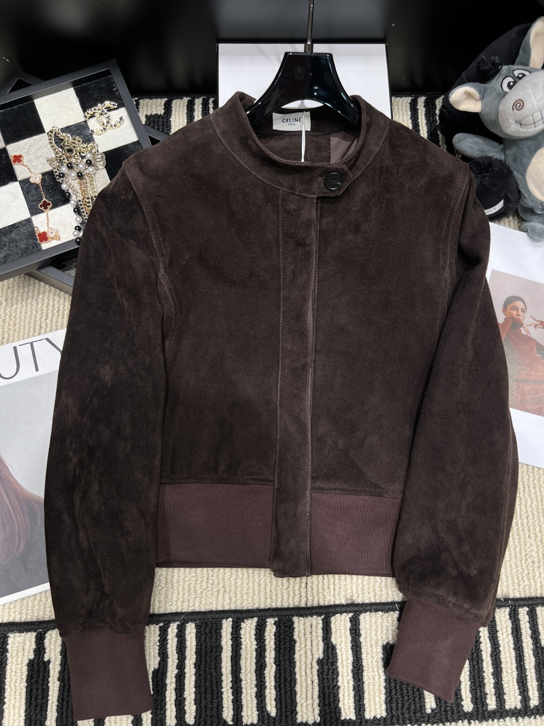 NO:958233,——Celin*——The 2026 autumn and winter new suede short jacket is made of soft suede material, with a delicate touch and a full retro atmosphere. Stand-up collar + short cut, neat and tall, perfect for autumn and winter wear. Size SMLXL,,celine,jackets & coats,chamois leather,19860909——Celin*——2026秋冬新款麂皮短款外套采用柔软麂皮材质,触感细腻,复古氛围感满满.立领+短款剪裁,利落显高,秋冬穿搭超适合.码数SMLXL,,celine,jackets & coats,chamois leather,,Women's clothing