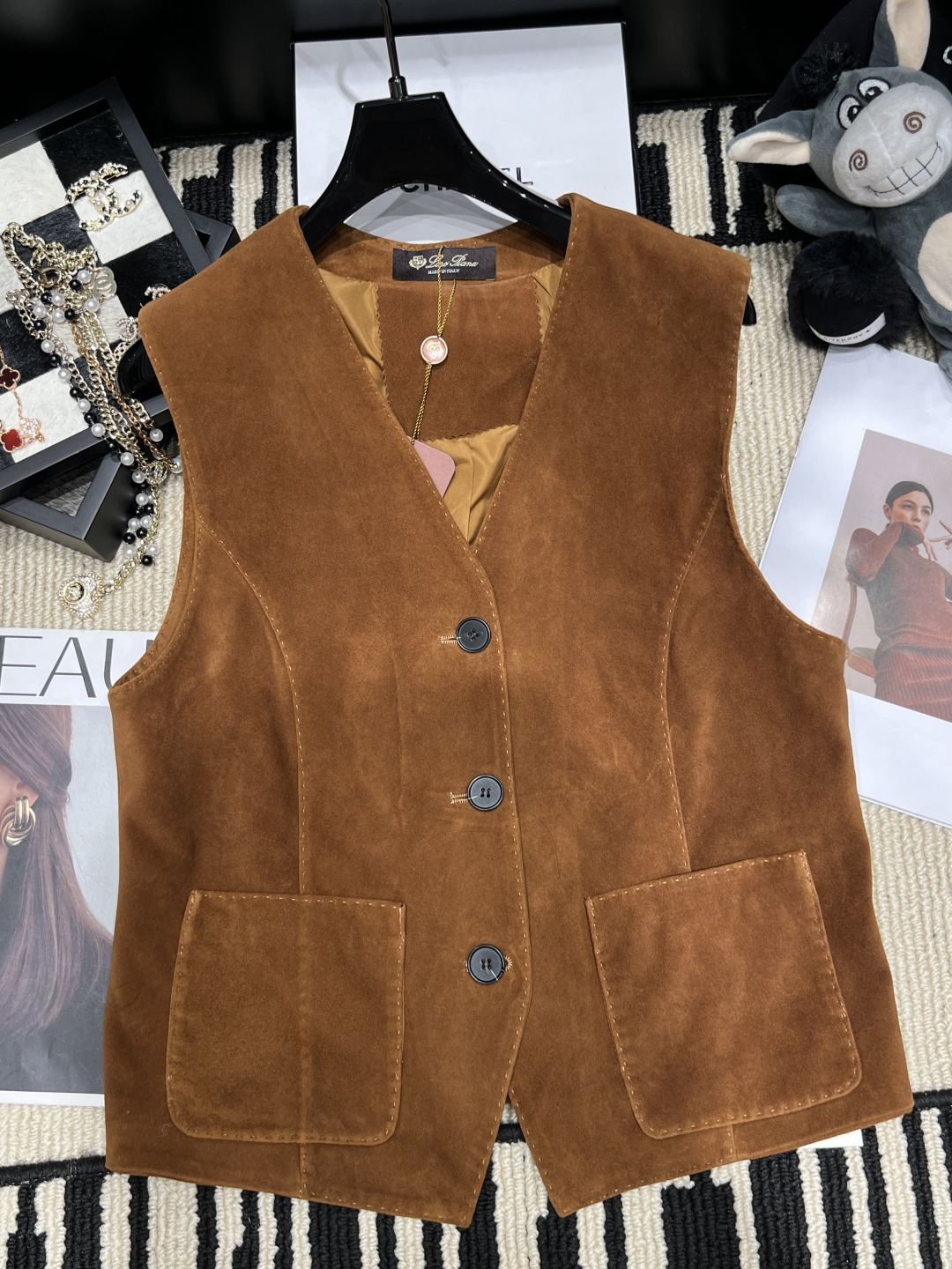 NO:958249,——Lp—— 2026 new autumn and winter suede vest V-neck sleeveless design + three buttons + topstitched symmetrical large pockets, hand-made beaded edge sewing technology, simple and full of high-end feel, soft matte fabric, super suitable for autumn and winter layering, size SMLXL, loro piana, chamois leather,19860909——Lp——2026秋冬新款麂皮绒马甲V领无袖设计+三粒扣+明线对称大口袋,手工珠边缝制工艺,简约又高级感满满,面料柔软哑光,秋冬叠穿超适合,码数SMLXL,,loro piana,chamois leather,,Women's clothing