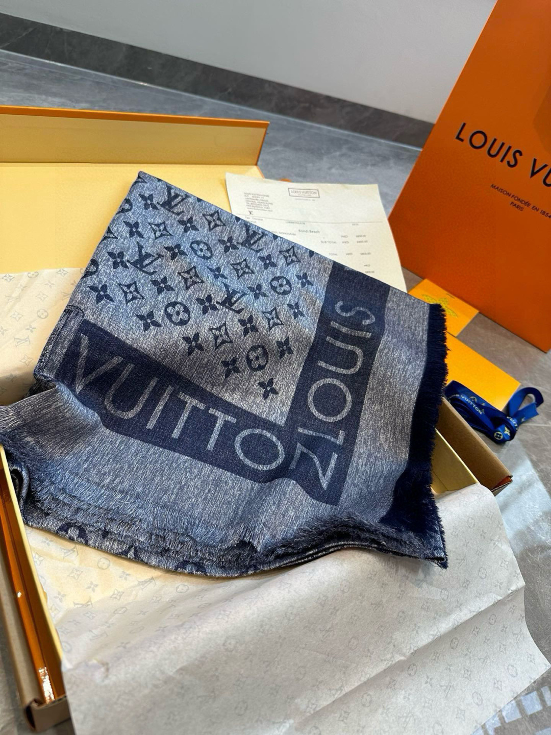 Louis Vuitton L V 新款披肩 仿佛挚爱牛仔裤经过时间洗礼后的别致纹理 华美丝毛混纺裁出大幅尺寸