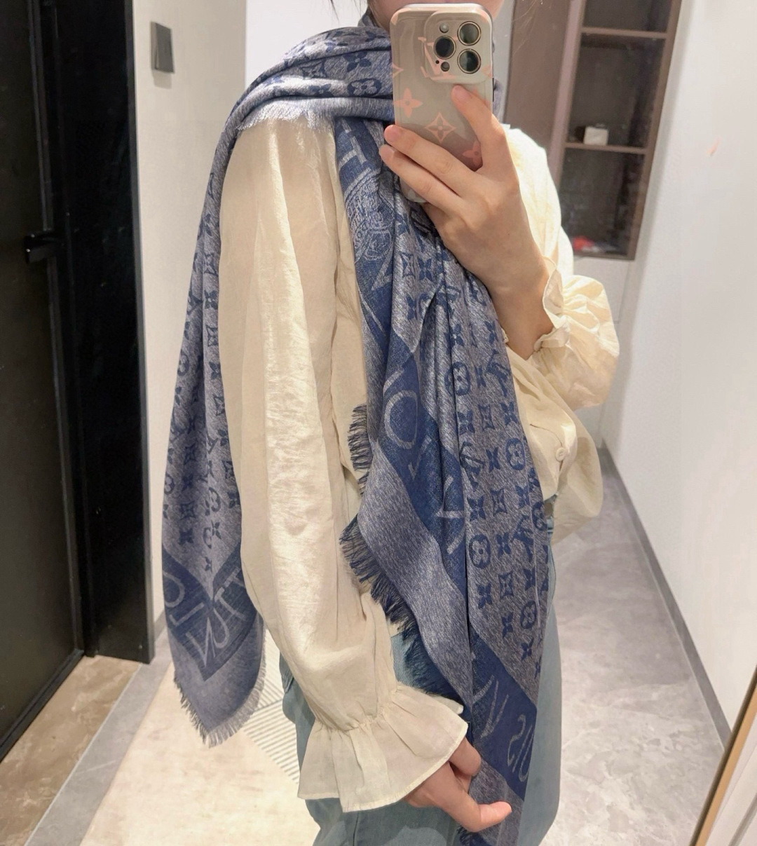Louis Vuitton L V 新款披肩 仿佛挚爱牛仔裤经过时间洗礼后的别致纹理 华美丝毛混纺裁出大幅尺寸
