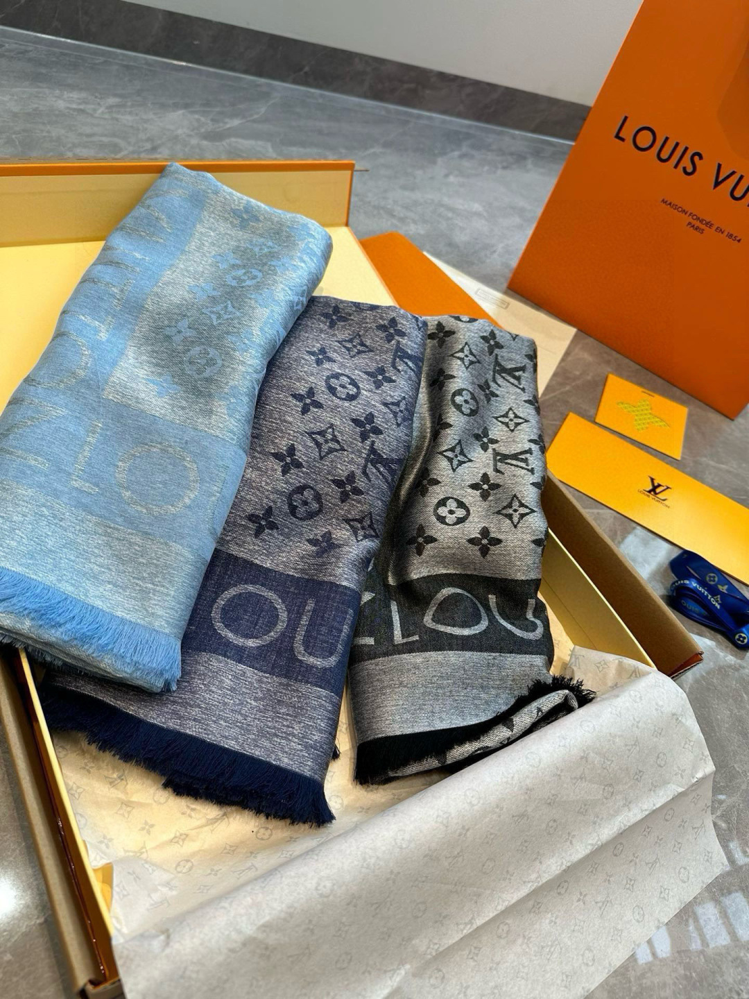 Louis Vuitton L V 新款披肩 仿佛挚爱牛仔裤经过时间洗礼后的别致纹理 华美丝毛混纺裁出大幅尺寸