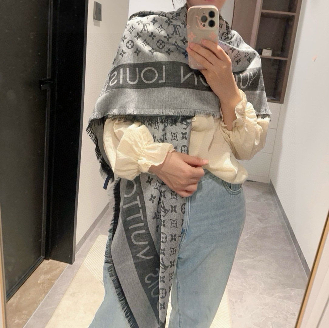 Louis Vuitton L V 新款披肩 仿佛挚爱牛仔裤经过时间洗礼后的别致纹理 华美丝毛混纺裁出大幅尺寸
