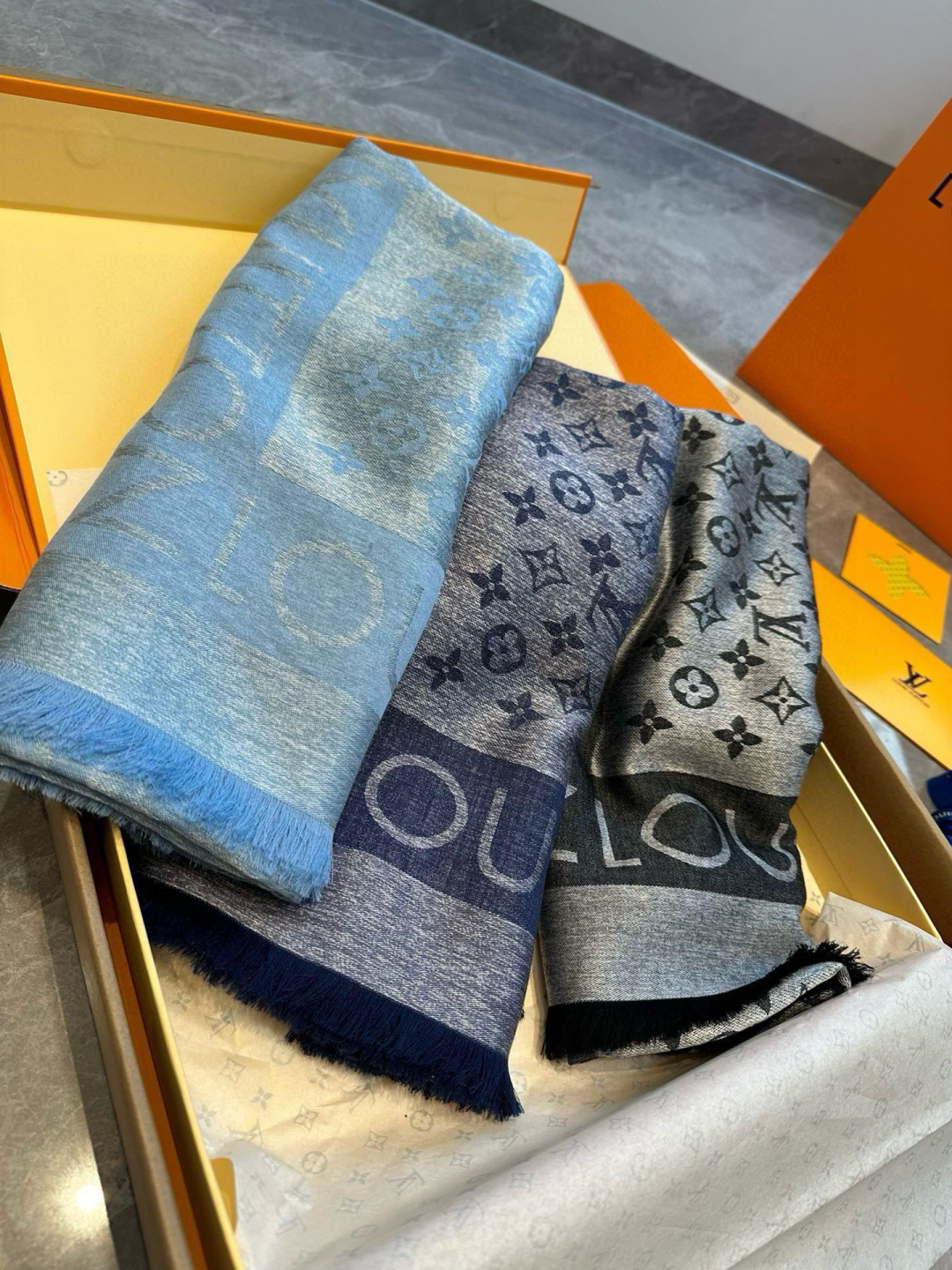 Louis Vuitton L V 新款披肩 仿佛挚爱牛仔裤经过时间洗礼后的别致纹理 华美丝毛混纺裁出大幅尺寸
