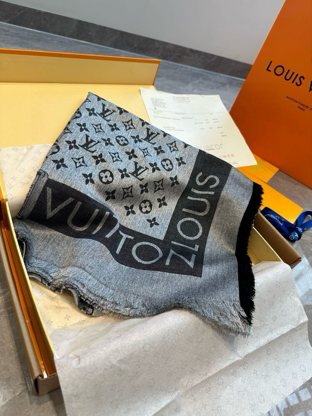 Louis Vuitton L V 新款披肩 仿佛挚爱牛仔裤经过时间洗礼后的别致纹理 华美丝毛混纺裁出大幅尺寸