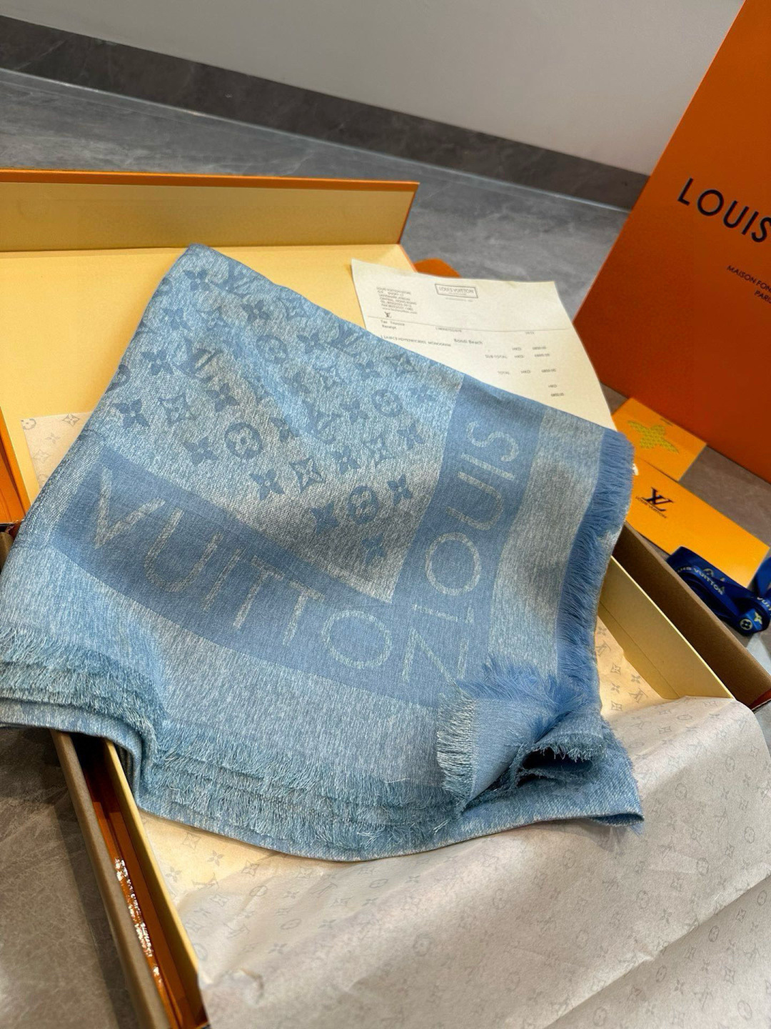 Louis Vuitton L V 新款披肩 仿佛挚爱牛仔裤经过时间洗礼后的别致纹理 华美丝毛混纺裁出大幅尺寸