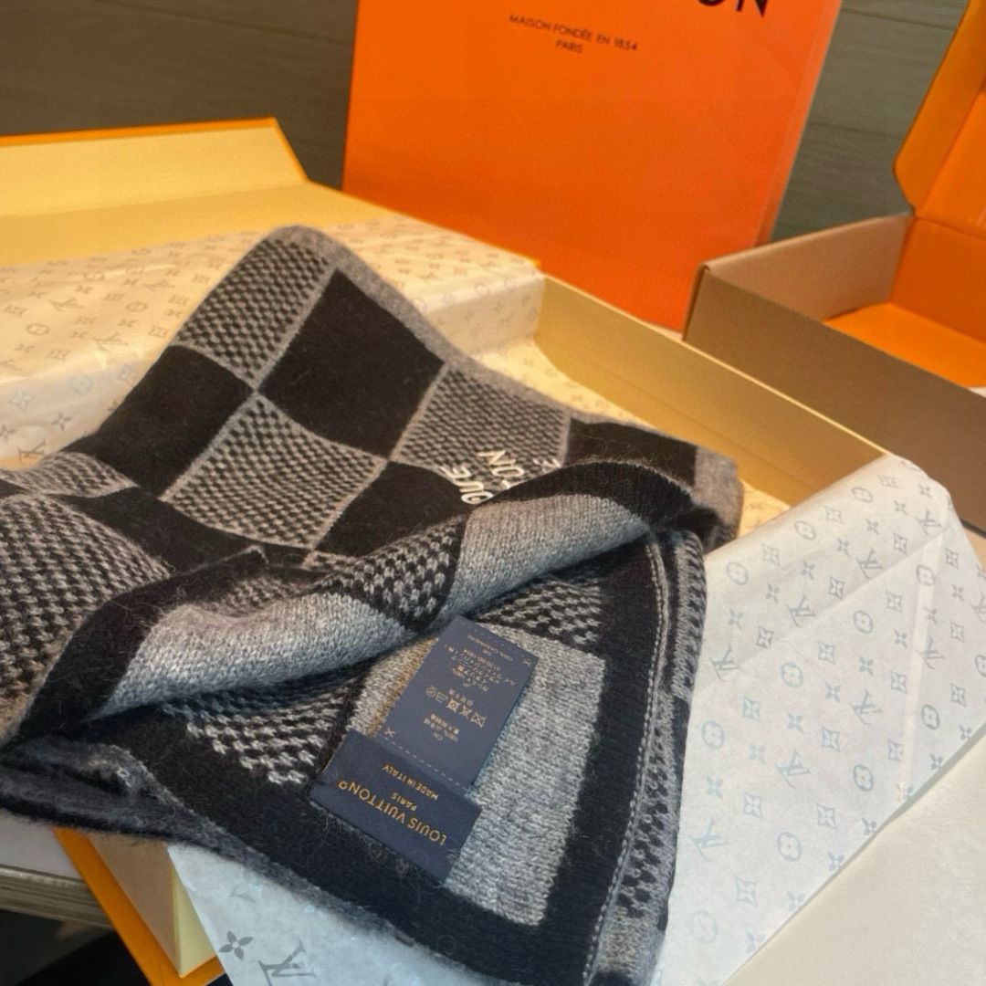 Louis Vuitton 大驴家最美的围巾没有之一 独家首发 Fluffygram 围巾取材羊驼毛和绵羊毛混纺