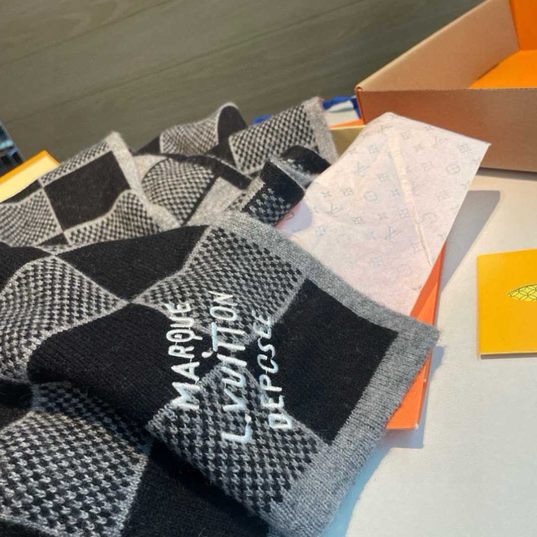 Louis Vuitton 大驴家最美的围巾没有之一 独家首发 Fluffygram 围巾取材羊驼毛和绵羊毛混纺