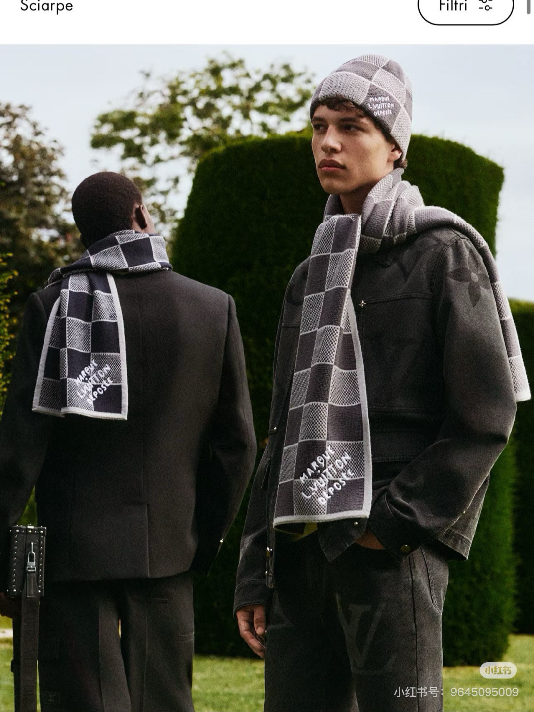 NO:574682,One of the most beautiful scarves from Dalujia, an exclusive first release, the Fluffygram scarf is made from a blend of alpaca and sheep wool, and is brushed to create comfort and warmth. The handwritten Louis Vuitton logo is the finishing touch, adding a trendy style to daily looks. Size 25 x 220 cm (height x length) 58 sheep wool, 42 alpaca jacquard texture Louis Vuitton logo texture  Tassel trim high version scarf high version scarf, high version scarf, louis vuitton, louis vuitton, louis vuitton19860909大驴家最美的围巾没有之一,独家首发,Fluffygram 围巾取材羊驼毛和绵羊毛混纺,以拉绒处理营造舒适暖意.手写体路易威登标识点睛一隅,为日常造型注入潮流格调. 规格25 x 220 厘米 (高 x 长度) 58 绵羊毛,42 羊驼毛 提花织纹 路易威登标识织纹 流苏饰边高版本围巾高版本围巾,高版本围巾,louis vuitton,louis vuitton,louis vuitton,scarf