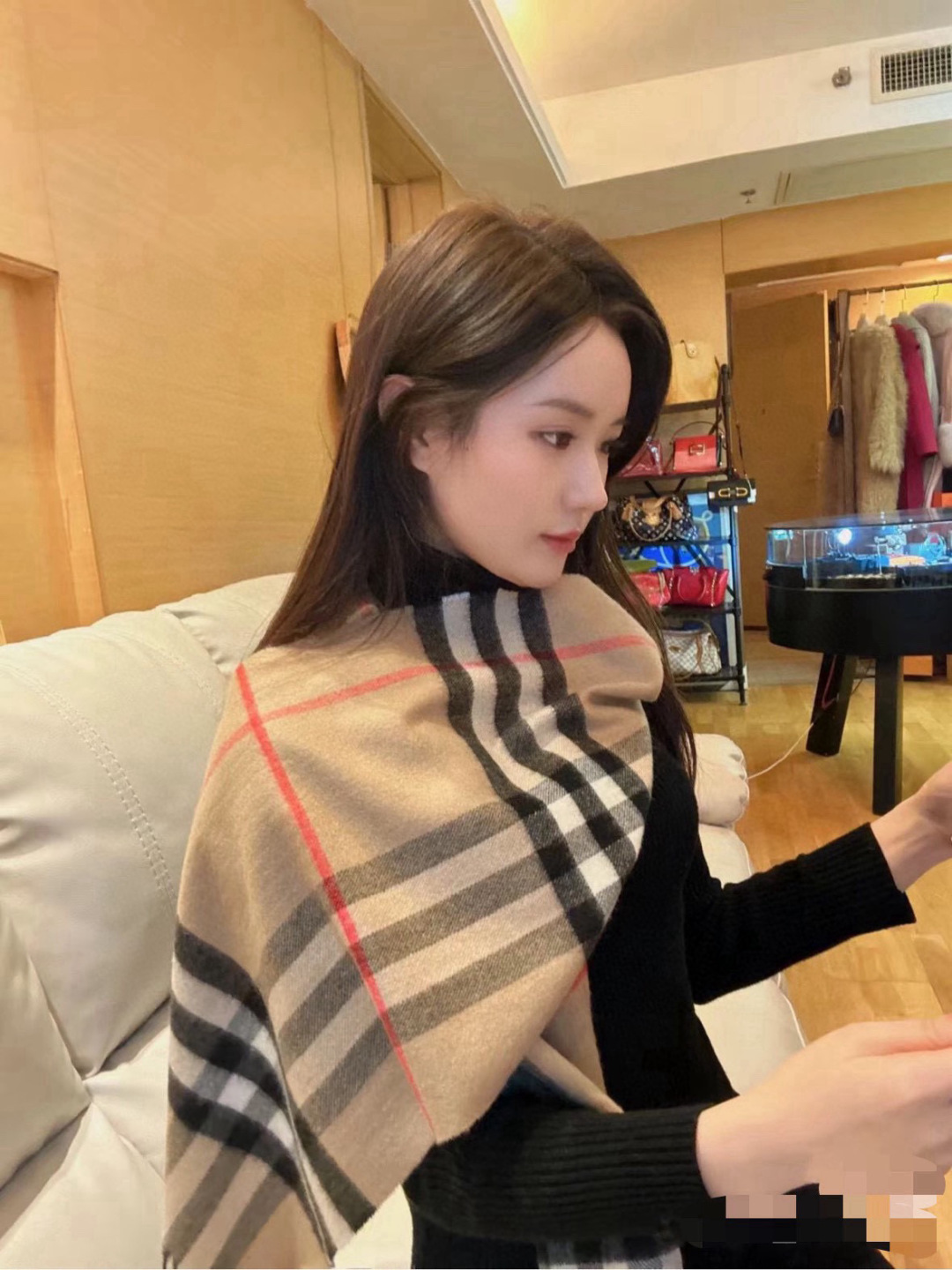 NO:581608,Chip version of original single cashmere, spire cow goods, royal palace-level classic plaid scarf. It has been several years since I have collected such goods!  It's rare to find it, you can save 4k, it has enough materials, it's a good grade, there is no competitor. Cashmere cashmere, not much, for those who understand!  30*180cm cashmere high version scarf high version scarf, high version scarf19860909芯片版原单山羊绒 塔尖牛货皇室殿堂级的经典格围巾 已经好几年没有收回这样的货了！ 难得遇见,可省4k 用料足,见段位,没有任何竞争对手 克什米儿山羊绒, 不多,给懂的人！30*180cm 山羊绒高版本围巾高版本围巾,高版本围巾,scarf