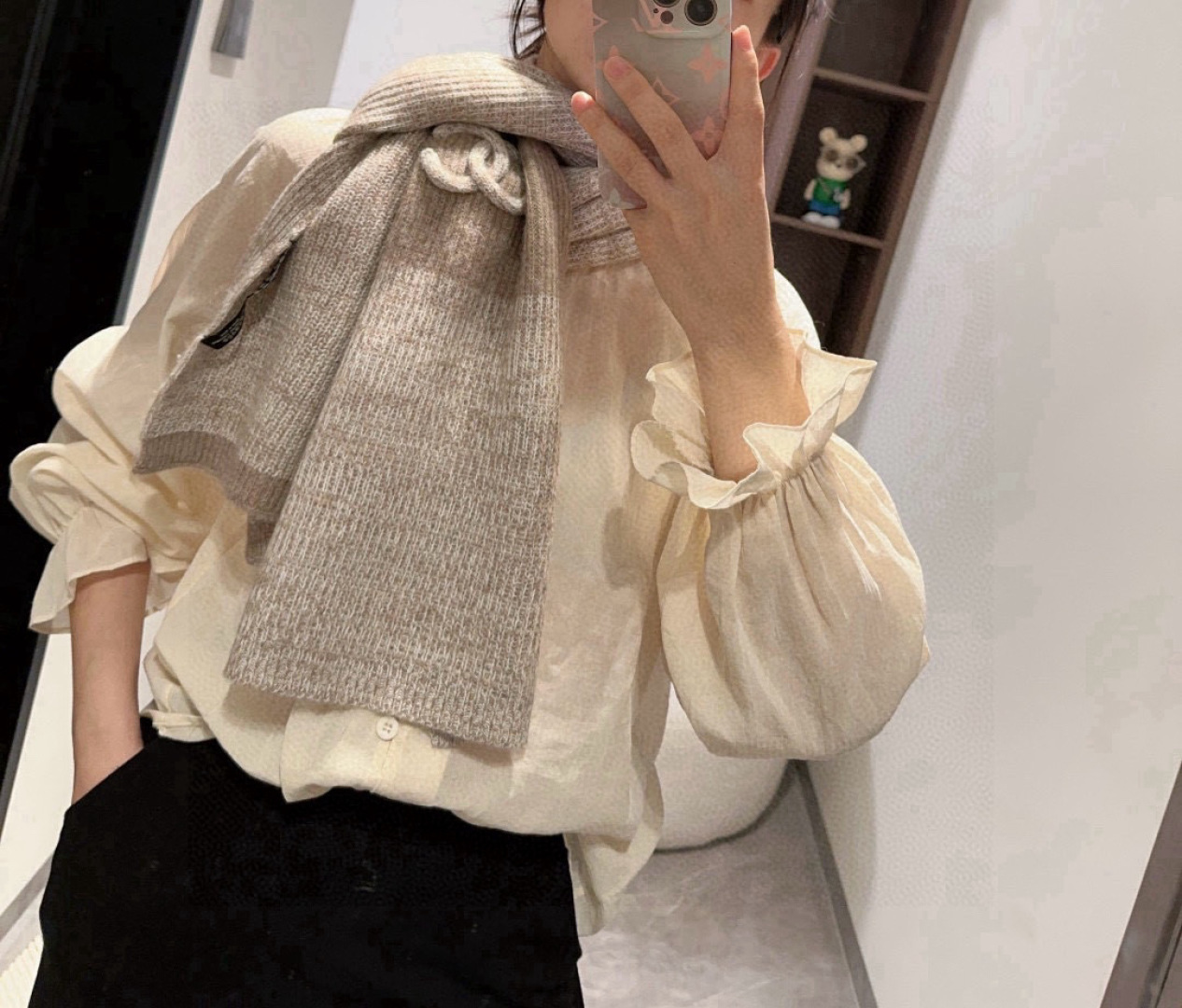 NO:574957,Chanel24 new autumn and winter 24b knitted scarf cashmere knitted long scarf is so beautiful [crying] the royal palace-level new model is on sale. The imported pure cashmere knitted wool is extremely beautiful. It really matches the skin tone of the upper body. It is versatile. You can decide whether it looks good or not. The size of the scarf is 30*200cm. It is made of pure cashmere. It is the first choice for gift giving. High version scarf, high version scarf, chanel19860909Chanel24秋冬新款24b针织围巾羊绒针织长巾美翻了[流泪]御用殿堂级极品新款在售 进口纯羊绒针织毛线美丽至极 真的 上身极为衬肤色 百搭 好看不好看自己看吧 围巾尺寸30*200cm,精选纯羊绒,送礼首选佳品高版本围巾高版本围巾,高版本围巾,chanel,scarf