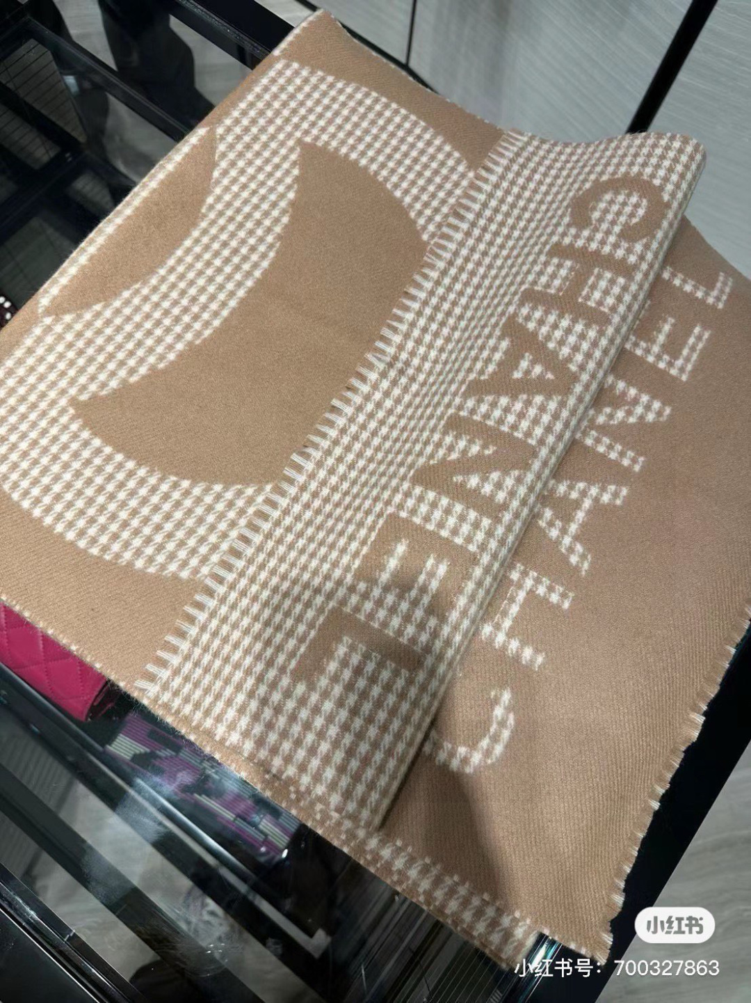 NO:574963,100CHANEL Fragrant Grandma's new 23B houndstooth color-blocked cashmere scarf, shipped directly from Europe, a serious and authentic order... comes with large products, no need for unnecessary words, it is the best Chanel in the world  , you will know its beauty only when you wear it, it is full of big-name style. The classic color-blocking logo jacquard style, paired with houndstooth, you can’t imitate it from F products... It is a way to appear that will never go wrong, even if it remains the same for many years, TA’s high-end and elegance,  It has been brought to full play by the designer. It is so beautiful that it is enchanting. It is a fashionable shawl that never goes out of style and is at the level of elite masters. This Chanel model, the more I look at it, the more I fall in love with it. The more I look at it, the more fashionable I am. The more I look at it, the more I like it. It is very weighty and elegant.  Drape, invincible and invincible, the shape is so beautiful, it is really invincible and comfortable to hold in the hand. Purchasing price, cashmere supplied by customer, specifications, 45*185cm high version scarf, high version scarf, chanel, shawls19860909100CHANEL香奶奶尾单新款23B千鸟格拼色羊绒围巾,直接出欧洲的,正儿八经的正品订单…和大货一起出来,不用多流弊的文字,它是全世界最好的Chanel,上身才会知道它的美,大牌范十足.经典拼色logo提花风格,配上千鸟格,F货根本仿不来哦…永远不出错的出场方式,既使再过多少年都是如此,TA的高级与优雅,被设计师发挥到淋漓尽致,美得令人心醉神往,永不过时极品精英高手级别的时髦感披肩这款Chanel的款,实物真的越看越爱,越看越时髦,越看越喜欢,非常有份量和垂感,无敌无敌好造型美的不要不要的,握在手里真的无敌舒适代购价,客供羊绒,规格,45*185cm高版本围巾高版本围巾,高版本围巾,chanel,shawls,scarf