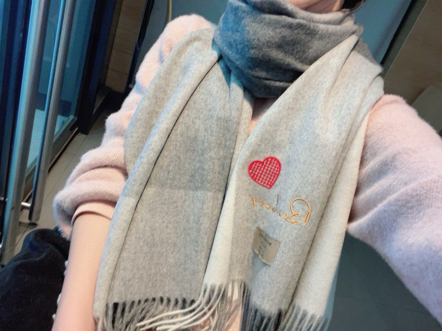 Burberry bur 爱心 围巾披肩重磅来了 bur 殿堂级皇室最新款‼ 在售16000+ 人手 的bur单品 搭配任何大衣羽绒服 的 手感柔软细腻 保暖度级棒 南北方冬季 羔羊绒材质特点加上刺绣爱心的设计 真的极其好造型 美到 手感柔软舒适透气 100%羔羊绒 330g大克重极厚实保暖 70*200可披可围