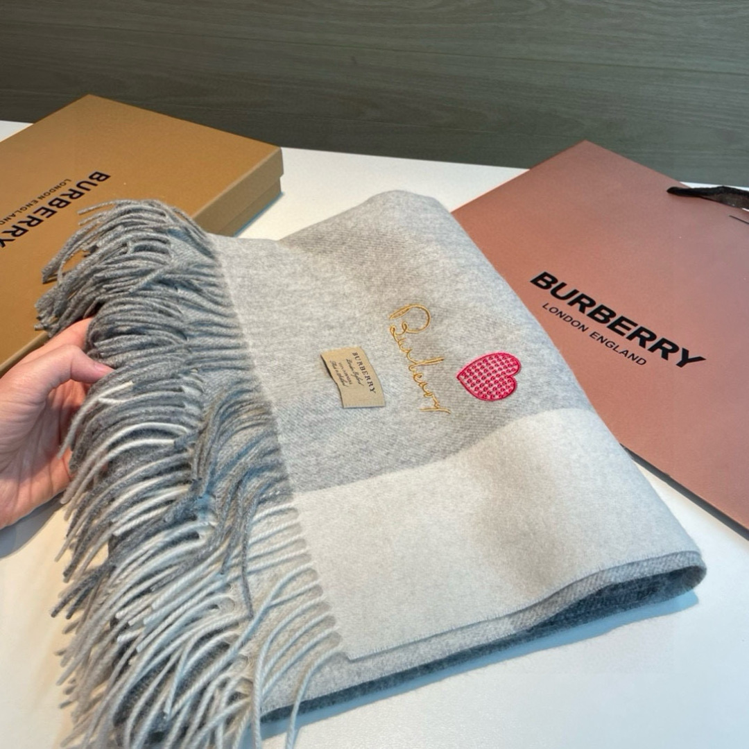Burberry bur 爱心 围巾披肩重磅来了 bur 殿堂级皇室最新款‼ 在售16000+ 人手 的bur单品 搭配任何大衣羽绒服 的 手感柔软细腻 保暖度级棒 南北方冬季 羔羊绒材质特点加上刺绣爱心的设计 真的极其好造型 美到 手感柔软舒适透气 100%羔羊绒 330g大克重极厚实保暖 70*200可披可围